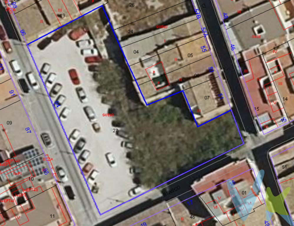 Parcela Edificable en Villena: Proyecto Ideal para Promotores Inmobiliarios. Si está buscando un terreno con un gran potencial para desarrollar su próximo proyecto residencial, esta parcela en Villena es la oportunidad que no querrá dejar pasar. Situada en una de las localidades con mayor proyección, esta propiedad reúne todos los requisitos para construir un edificio de viviendas modernas y atractivas para la venta.PARCELA EDIFICABLE EN VILLENA:    Se trata de una parcela con una superficie de 1.568 metros cuadrados y una edificabilidad máxima de 6.272 m2 de techo aproximadamente. La parcela tiene todos los servicios urbanísticos ejecutados en su totalidad.   La parcela tiene fachada a tres calles (Calle Menéndez Pelayo, Calle San Cristobal y Calle de los Parrales).   La parcela se PERMUTA por obra futura admitiendo la posibilidad de ejecutar el proyecto de construcción en varias fases de edificación.Se muestra a título informativo y no contractual. El precio no incluye lo siguiente: Honorarios de la agencia inmobiliaria, impuestos (IVA, ITP) y otros gastos de la Compraventa (notaria, gestoría y registro).