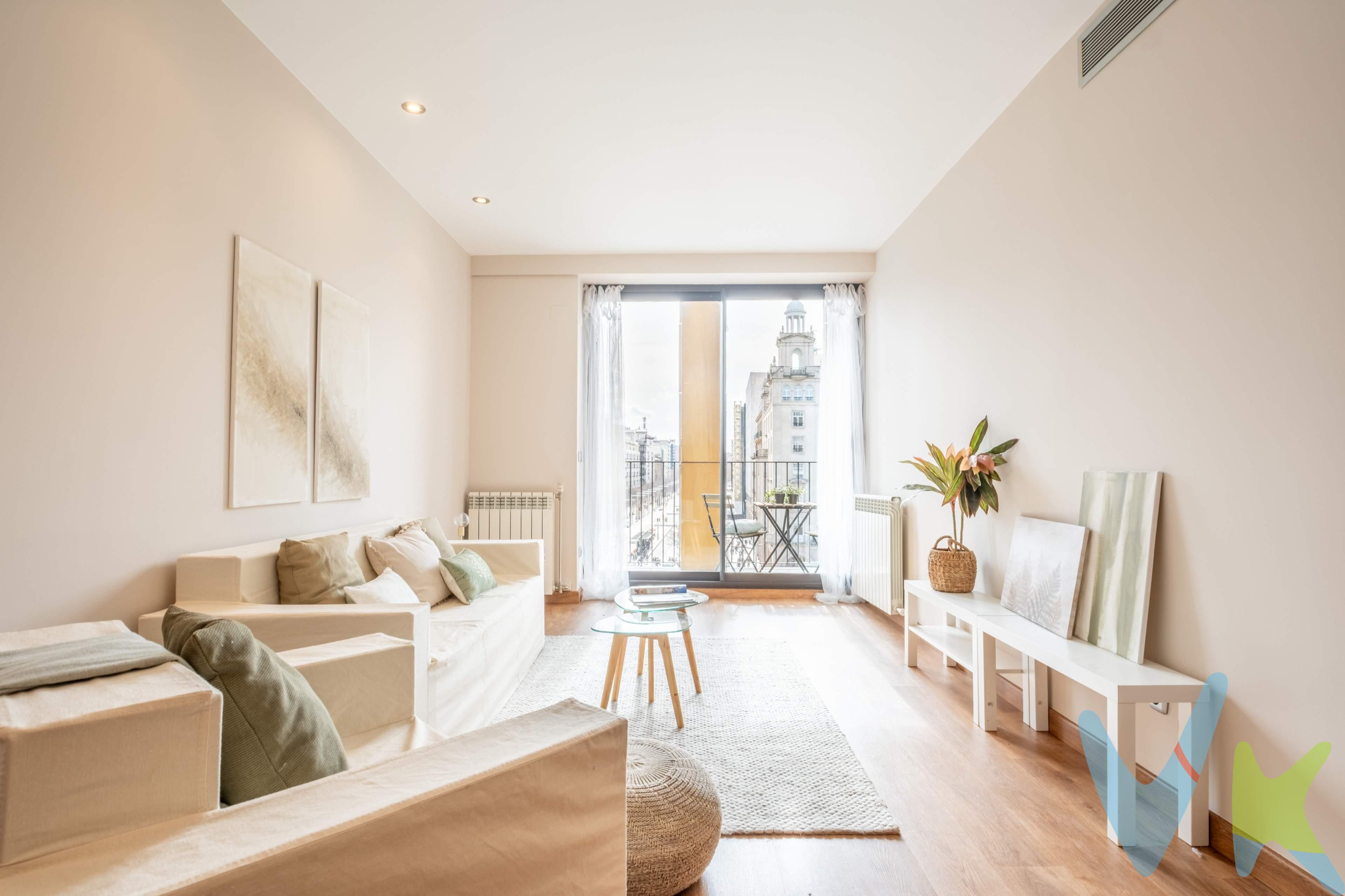 Hay lugares que no necesitan presentación, y Puerta Cinegia es uno de ellos. Si buscas despertarte con la luz del Paseo Independencia y cenar con las luces de Plaza España a tus pies, este es tu sitio. Un mirador privado al corazón de la ciudad. Lo más espectacular de esta vivienda no está solo en sus muros, sino en lo que ves a través de ellos. . - Una terraza impresionante rodea la propiedad, ofreciendo vistas directas y privilegiadas al centro neurálgico de Zaragoza. Un espacio de 110 m² diseñado para la amplitud y el confort:. - Dormitorios con vistas: 2 habitaciones dobles de gran tamaño, ambas con armarios empotrados y, lo mejor, salida directa a la terraza. Imagina salir a respirar el pulso de la ciudad cada mañana sin salir de tu habitación. - Privacidad y Comodidad: 2 baños completos (uno de ellos en suite) para que la logística diaria sea impecable.Cocina con Office: Independiente, totalmente equipada y con espacio para esos desayunos rápidos o cafés tranquilos antes de salir.Almacenaje Inteligente: . - Armario empotrado adicional en la entrada para mantener el orden desde el primer paso. - El lujo de no buscar aparcamiento. Vivir en el centro suele tener un precio: las vueltas buscando sitio. Aquí no. Este piso incluye una plaza de garaje grande en el mismo edificio, un valor añadido incalculable en la zona más exclusiva de la ciudad. ¿Estás listo para vivir en el epicentro del diseño y la ubicación? Contacta con nosotros para concertar una visita y descubrir lo que significa vivir en la cima de Zaragoza. *** Precio y Gastos:. Muebles NO incluidos . En el alquiler no están incluidos los gastos de comunidad (173€/mes). En el precio de venta publicado no se incluyen los impuestos legalmente establecidos ni gastos derivados de la compraventa y de la inscripción del inmueble (I.T.P., Notaría y Registro de la Propiedad)