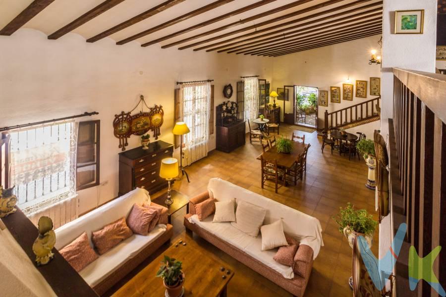 Descubre esta impresionante casa y saborea la magia de lo antiguo unida a todas las comodidades de hoy en día. Esta casa tiene tres orientaciones distintas y por sus ventanas entrará permanentemente una abundante luz natural que alegrará tu día a día. Tu familia y tú disfrutaréis en sus enormes dormitorios y estancias, de sus tres salones repartidos en las diferentes plantas y de 5 cuartos de baño actualizados. Todo ello con ese aire rústico tan especial. Los techos abuhardillados te harán maravillarte con sus vigas de madera (han sido revisadas cada 2 años para evitar su deterioro). Del salón principal, en la planta baja y de 70 m2, saldrás a una terraza sombreada por una parra espectacular: tiene 250 años y se respetó cuando se construyó la casa actual, hace 45 años. De la casa anterior se respetaron los azulejos árabes originales y los dinteles de mármol, estos últimos enplazados en el hall de entrada. La vivienda se sitúa en Quart de Les Valls, en un agradable y pintoresco pueblo rodeado de montañas, a 30 km de Valencia y 8 km de la playa. Dispone de todos los servicios (colegio, ambulatorio, biblioteca, piscina) y permite hacer estupendas excursiones a toda la zona del Vall de Segó. Ven a conocer esta casa: te deslumbrará. ..................... Por mandato expreso del propietario, comercializamos este inmueble en exclusiva, lo que le garantiza el acceso a toda la información, a un servicio de calidad, un trato fácil, sencillo y sin interferencias de terceros. Por este motivo, se ruega no molestar al propietario, a los ocupantes de la propiedad, a los vecinos o conserjes del edificio o urbanización si los hubiera. Muchas gracias por su comprensión. Si usted es agente inmobiliario y tiene un cliente para este inmueble, llámenos: estaremos encantados de colaborar.