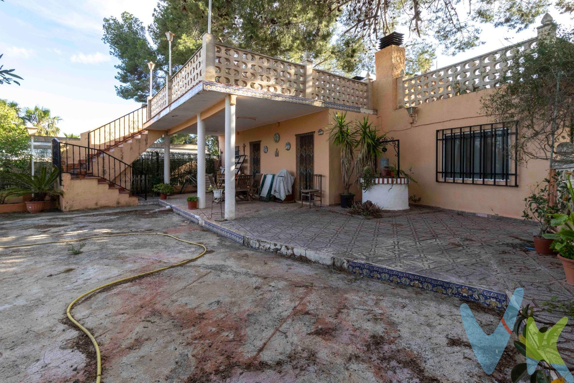 ¿Buscas un refugio en plena naturaleza donde desconectar del ritmo urbano? Te presentamos esta acogedora casa rústica, situada en la tranquila y apreciada zona de Xarcos Xecs, cerca del camping La Pirámide, en el término municipal de Torrent. Distribución y espacios:. Con 70 m² construidos, esta propiedad mantiene la esencia de las construcciones tradicionales, distribuyéndose en varias estancias independientes. Dispone de dos habitaciones privadas e independientes, con entrada directa desde el porche y una tercera habitación que se accede desde el salón principal. La cocina y el baño se encuentran en el exterior de la vivienda, con acceso independiente, conservando el estilo auténtico de la vida rural.  Entorno y terreno:. Ubicada sobre una parcela de 615 m², la finca ofrece amplios espacios exteriores, perfectos para actividades al aire libre o descanso. Además, cuenta con una balsa de riego, ideal para el mantenimiento de un huerto o jardín.  Ideal para amantes de la naturaleza y la tranquilidad, esta propiedad ofrece un entorno privilegiado para disfrutar de la vida en el campo sin renunciar a la cercanía del núcleo urbano. .  ¿Te gustaría saber más o concertar una visita?. No dudes en ponerte en contacto con nosotros. ¡Esta casa puede ser tu nuevo rincón de paz en plena naturaleza!. Por mandato expreso del propietario, comercializamos este inmueble EN EXCLUSIVA, lo que le garantiza un servicio de calidad, un trato fácil, sencillo y sin interferencias de terceros. Por este motivo, se ruega no molestar al propietario, a los ocupantes de la propiedad, a los vecinos. Muchas gracias por su comprensión. .  El precio NO incluye los gastos de notaría, ni impuestos, ni gastos de registro de la propiedad, ni gastos de gestoría, ni honorarios de la inmobiliaria, ni cualquier otro gasto que no este especificado.  .  Los datos e información contenida en este anuncio es meramente informativa, por lo que no tiene carácter contractual, pudiendo contener errores, reservándose la inmobiliaria a poder modificarla en cualquier momento. Para saber más sobre el mismo no dude en ponerse en contacto con nosotros. . 