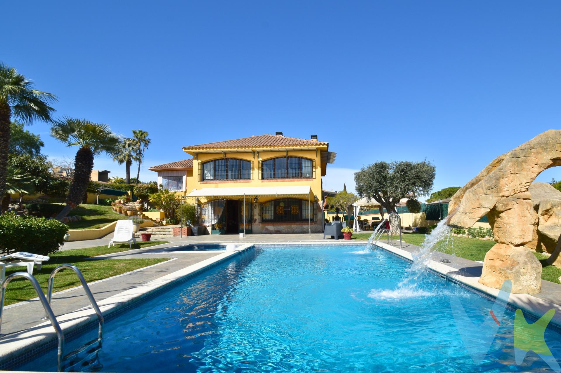 Villa de lujo con 331m² útiles de superfície y 1598m² de parcela situada en el Tennis-L'Aragai, zona muy residencial de Vilanova i la Geltrú,  población costera próxima a Sitges y solo a 30 minutos de Barcelona capital. Descubra la armonía perfecta entre diseño y entorno. Esta villa señorial destaca por sus interiores de alta gama y una distribución pensada para el confort más exigente. La vivienda principal acoge dos plantas con interiores de estilo y acabados de calidad excelente, con calefacción y pozo de agua que abastece a toda la casa de forma particular. Distribución con espacios de amplias dimensiones configurando distintos ambientes con un marcado sentido de amplitud. En la planta inferior, a pie de jardín y piscina se situa un amplio y magnífico salón-comedor-cocina  con chimenea, ideal tanto para verano como invierno, esquinero y con amplios ventanales, muy soleado. En la primera planta, una luminosa zona de día compuesta por espectacular salón de juegos, precioso salón-comedor con altillo, cocina con office, cuatro dormitorios, 1 suite única con armarios de madera noble, baño con bañera y plato de ducha, baños completo, baño auxiliar y amplio porche que extiende la vida cotidiana hacia el exterior. En la parte trasera la propiedad se completa con bodega, despacho, trastero,  lavandería y garaje con gran capacidad. . El exterior ha sido concebido para disfrutar de la propiedad al máximo con estilo mediterraneo y relajado: Un oasis privado con jardín autóctono, piscina de autor con chorros y expectacular fuente artística tipo cascada, barbacoa equipada con leñera, solárium y diversas zonas de descanso y solárium diseñadas para la desconexión absoluta. Una propiedad para quienes entienden que el lujo es, por encima de todo, libertad y espacio, . Cédula habitabilidad CHB02544226. Certificado Energético: Referencia KX5T123CZ Consumo de energia G 289 Kwh/m² año Emisiones F 56 Kg CO2/m² año. El precio no incluye impuestos (ITP, IVA y AJD), ni los gastos de notario ni los de registro.