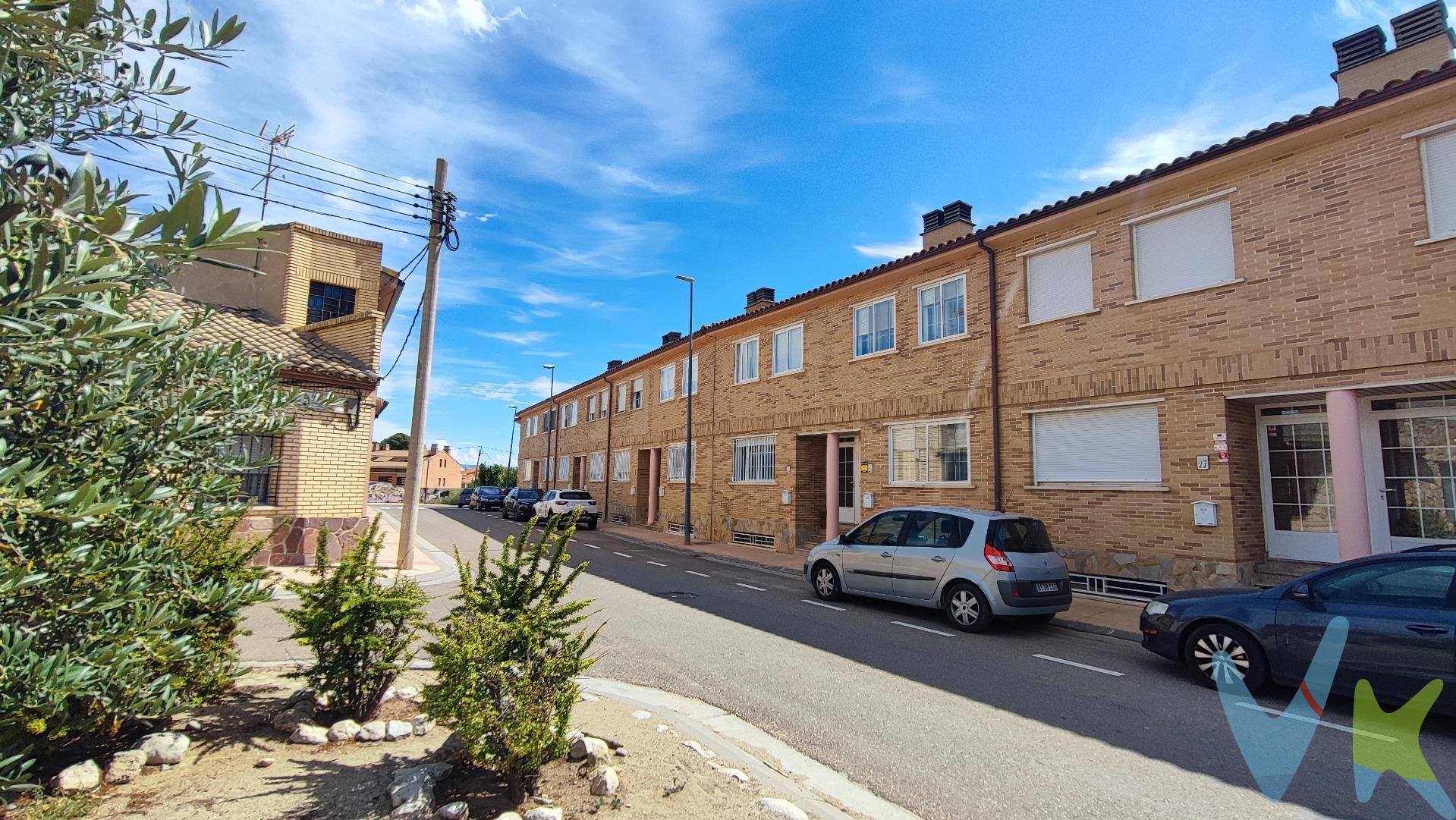 PINSEQUE.- CALLE LAS ERAS. Vivienda Unifamiliar adosada de 156m2 construidos y 134m2 útiles distribuidos en tres plantas. Planta Semisótano:  dos plazas de garaje y bodega de 22m2. Planta baja: salón de 24m2, aseo y cocina office equipada con electrodomésticos;. Planta Primera: tres dormitorios dobles y baño.  Urbanización con piscina comunitaria, jardín y  zona infantil .Calefacción y agua caliente sanitaria individual de gas ciudad. La vivienda se encuentra actualmente alquilada con un contrato vigente desde julio de 2024 con una renta de 888,41€/mes. No dejes de ver la visita virtual 360º donde podrás ver con todo detalle esta vivienda. Gastos e impuestos no incluidos. A título orientativo, en segundas transmisiones, el comprador abonará: Impuesto sobre Transmisiones Patrimoniales (ITP), tipo general en Aragón al 8% (*). Base de cálculo: mayor valor entre precio de compraventa o valor de referencia catastral. Gastos de Notaría y Registro: Aranceles variables según precio, número de copias y complejidad; cálculo según tarifas normativas. Si se precisa hipoteca: Tasación, condiciones y costes bancarios según entidad elegida por el comprador; así como gastos de gestoría y cualesquiera otros inherentes a la compraventa. No se incluyen otros gastos o tributos que puedan por Ley corresponder al comprador. Operación sujeta a doble mediación. Existen honorarios a cargo del comprador, salvo pacto en contrario, no incluidos en PVP. El consumidor conforme a la normativa vigente podrá solicitar información y documentación adicional relativa al inmueble, sus características, condiciones de la operación y del servicio de mediación en la oficina y/o a través de nuestro teléfono de contacto o mail. La agencia actúa exclusivamente como intermediaria en la compraventa, cuyas condiciones, en todo caso, estarán sujetas a la aceptación expresa del vendedor del inmueble y posterior formalización del contrato. La información suministrada se corresponde con la disponible a la fecha de publicación, pudiendo variar en función de las circunstancias o actualizaciones legales, contractuales y fiscales. Anuncio de carácter meramente informativo. Para una información exhaustiva sobre el funcionamiento, tipos impositivos y bonificaciones del ITP en Aragón, puede consultar el portal oficial de la Agencia Tributaria Autonómica. Tarifas notariales y registrales reguladas en el Anexo I del Real Decreto 1426/1989 y Anexo I del Real Decreto 1427/1989, respectivamente. Anuncio no vinculante, puede contener errores. 