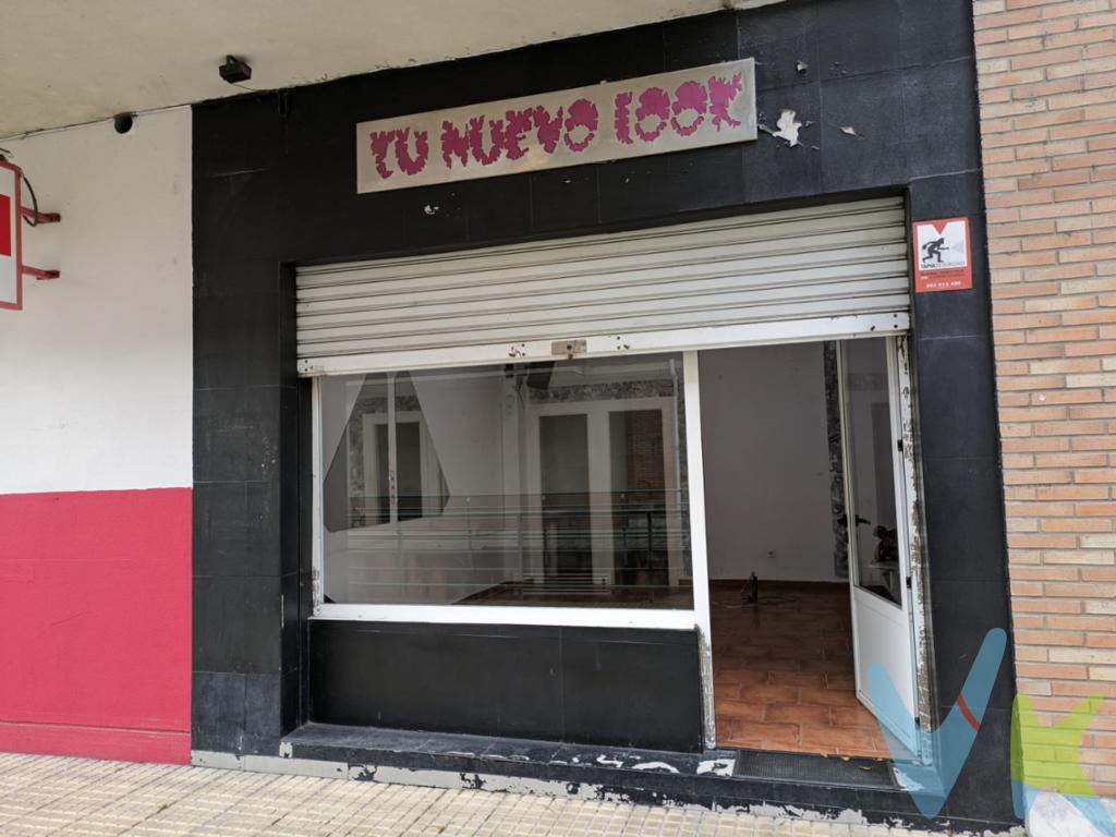 Os mostramos este  local comercial de 27m² que se encuentra estratégicamente ubicado en el corazón del centro de Los Corrales de Buelna, ofreciendo una excelente proximidad a todos los servicios esenciales y a escasos metros del Colegio Público José María Pereda. Su excelente ubicación lo convierte en un lugar ideal para emprender tu propio negocio y atraer a una gran variedad de clientes potenciales. Anteriormente utilizado como una peluquería, el local cuenta con una distribución y diseño versátil que se presta a diversas posibilidades comerciales. Con la luz dada de alta, este espacio ofrece un ambiente luminoso y acogedor que puede adaptarse fácilmente a las necesidades específicas de tu nuevo negocio. ¡Convierte este espacio en el escenario perfecto para el éxito de tu nueva empresa!