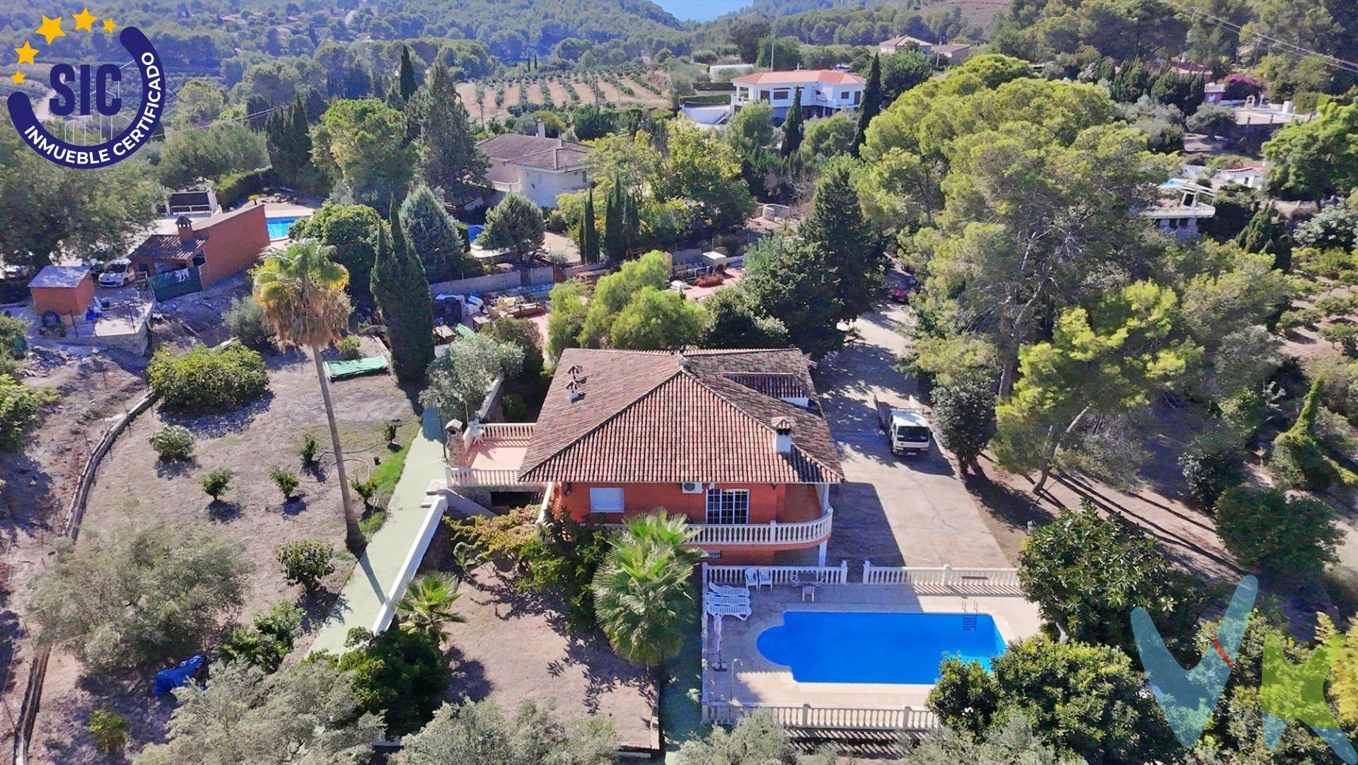 Un oasis para todos los sentidos en Xàtiva. Imagina un lugar donde la tranquilidad te envuelve por completo, una extensa parcela de 4064 m² en la zona del Misterio de Bixquert, donde el suave susurro de los árboles y el vibrante contraste de colores te dan la bienvenida. Siente la calidez del sol mientras paseas entre limoneros, nísperos y una majestuosa pinada, un auténtico lienzo vivo que te invita a conectar con la naturaleza. Esta propiedad, construida en 1980, ofrece 390 m² de puro potencial. En la planta principal, accede por una cómoda escalera al corazón del hogar. El amplio salón-comedor te recibe con el acogedor crepitar de su chimenea, un espacio lleno de luz que se convierte en el lugar perfecto para crear recuerdos. Desde aquí, la cocina rústica te conduce a una terraza trasera, ideal para disfrutar de la brisa. La planta se completa con tres espaciosos dormitorios y un baño, un rincón de descanso para toda la familia. La planta baja es un lienzo en blanco para tus proyectos. Actualmente destinada a almacén, cuenta con un dormitorio y un baño, y tiene la ventilación y las ventanas necesarias para ser fácilmente transformada en una vivienda independiente. El exterior es un sueño hecho realidad para quienes buscan actividad y relajación. Siente la adrenalina de un partido en la cancha de tenis, el calor de la lumbre en el paellero o el sol en tu piel en la terraza solárium, mientras disfrutas de unas vistas panorámicas que te cortarán la respiración.  . ¡No te conformes con imaginarlo, vívelo! Si estás listo para sentir, ver y escuchar el hogar de tus sueños, contacta con nosotros para concertar una visita y descubre por ti mismo este paraíso en Xàtiva. ----. La descripción del presente inmueble e imágenes tienen mero carácter informativo y en ningún caso carácter contractual, pudiendo ser modificados por la inmobiliaria comercializadora sin que ello implique responsabilidad alguna frente a terceros. En el precio de venta a público, esta propiedad NO incluye los gastos de adquisición (Notario, registro, gestión, honorarios, etc…). 