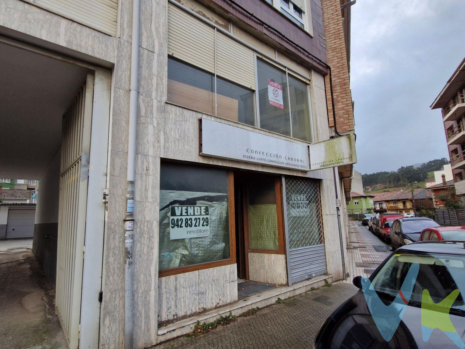 Local Comercial de Dos Plantas en Los Corrales de Buelna. Se vende local comercial de dos plantas en C/ Adolfo Suarez, Ideal para cualquier tipo de negocio. Este local ofrece una versatilidad increíble. La planta baja, con aseo y con su amplio escaparate, es perfecta para la atención al público y ventas, mientras que la planta superior puede funcionar como un área privada de oficinas, almacén o incluso un espacio de servicios complementarios. Características Destacadas:. •	Planta Baja a pie de calle: Máxima accesibilidad y comodidad para tus clientes. •	Doble Escaparate: Vistoso y amplio frente que garantiza una gran exposición para tus productos o servicios, atrayendo la mirada de los transeúntes. ¡No dejes pasar esta oportunidad de establecer tu negocio en Los Corrales de Buelna!. . 