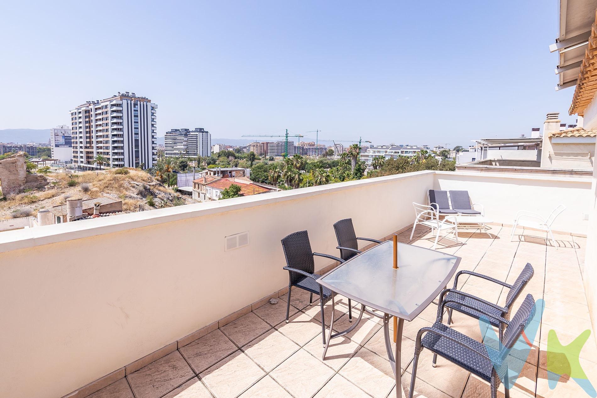 Crea el hogar que siempre has soñado en este increíble ático dúplex de 3 dormitorios y 2 baños, ideal para quienes buscan amplitud y comodidad. En la planta baja, encontrarás un fantástico salón en esquina con balcón, cocina independiente y un luminoso dormitorio. Esta planta tambien cuenta con un baño completo, perfecto para invitados. Subiendo a la planta superior, te esperan dos dormitorios adicionales, diseñados para tu descanso y privacidad y otro baño completo. Lo más impresionante de esta vivienda es su espectacular terraza de 40 metros cuadrados en la planta superior. Imagina disfrutar de cenas al aire libre, relajarte bajo el sol o crear tu propio oasis urbano con vistas despejadas. La vivienda  dispone de plaza de garaje y trastero. Además, su excelente ubicación en Ctra. de Churra te sitúa a un paso del tranvía, conectándote rápidamente con toda la ciudad y facilitando tu día a día sin necesidad de coche. Por último, te vamos a contar una cosa: Los propietarios han confiado en nosotros y nos han contratado en exclusiva para que les ayudemos a vender uno de sus bienes más preciados, su casa, su hogar. Esto para ti, como comprador, será una garantía ya que tendrás acceso a un servicio de calidad, un trato fácil, sencillo y sin interferencias de terceros. Por eso, te vamos a pedir un favor, habla con nosotros, no los molestes, te vamos a ayudar en caso de interés en todo el proceso y te vamos a facilitar toda la documentación e información que precises. Como ya te habíamos dicho, ¡Un servicio de calidad!.
