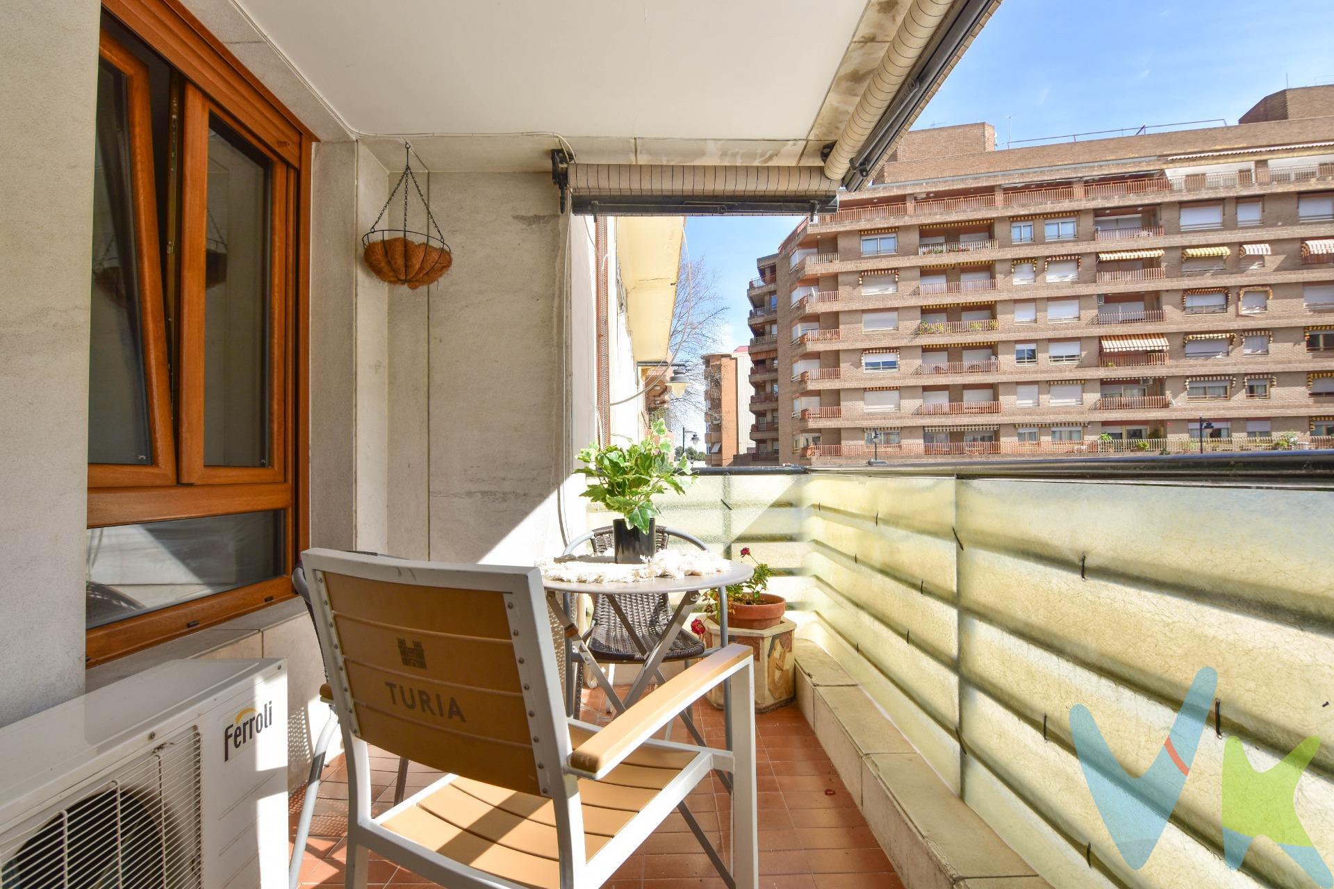 🌿 Donde la luz y el espacio se encuentran en el corazón de Ontinyent. Imagina despertar cada mañana en pleno centro de Ontinyent, en la emblemática Plaza Concepció. Sales al balcón, respiras el aire fresco y sientes la vida de la ciudad justo a tus pies… pero con la tranquilidad de estar en tu propio refugio. Este piso no es solo una vivienda. Es amplitud. Es comodidad. Es calidad de vida. Con sus generosos espacios, cada estancia invita a disfrutar sin prisas. El salón, amplio y luminoso al ser completamente exterior, se convierte en el lugar perfecto para reuniones familiares, tardes de descanso o celebraciones especiales. La luz natural inunda cada rincón, realzando la calidez del suelo de parquet y creando una sensación de hogar desde el primer instante. Cuenta con 3 habitaciones espaciosas, pensadas tanto para el descanso como para adaptarse a tu estilo de vida: dormitorios acogedores, despacho, cuarto infantil… tú decides. Además, dispone de 2 baños completos, comodidad imprescindible para el día a día. La vivienda ha sido reformada para ofrecer confort moderno:. ✔️ Suelo de parquet. ✔️ Aire acondicionado. ✔️ Calefacción. ✔️ Edificio con ascensor. Y todo esto en una ubicación inmejorable: céntrica, con todos los servicios a pie de calle, comercios, colegios, zonas de ocio y la vida vibrante de Ontinyent a solo unos pasos. Es ese tipo de piso que cuando lo visitas… sabes que es aquí. Porque no se trata solo de metros cuadrados. Se trata de espacio para vivir, crecer y disfrutar. 📍 Plaza Concepció – Ontinyent. 🏡 Amplio | Exterior | Reformado | Con ascensor. 🛏 3 habitaciones | 🛁 2 baños. Si buscas ubicación, amplitud y comodidad en el centro… este puede ser tu próximo hogar. Nota: Agencia Registrada con el Nº 1395 en el Registro Obligatorio de Agentes Inmobiliarios de la Comunitat Valenciana, consultable en la web de la Generalitat Valenciana. La oferta está sujeta a cambios de precio o retirada del mercado sin previo aviso. La información contenida en el presente anuncio se facilita a título meramente informativo y no contractual, los datos, descripciones, superficies, imágenes y cualquier otro contenido del mismo pueden estar sujetos a errores u omisiones al ser facilitados por terceros. El precio de venta publicado no incluye los honorarios de intermediación inmobiliaria, ni los impuestos legalmente aplicables (IVA o ITP), ni los gastos derivados de la compraventa, tales como notaría, registro y gestoría, ni aquellos derivados de la financiación, en caso de existir. Por mandato expreso del propietario, este inmueble se comercializa en régimen de exclusiva, garantizando al interesado un acceso completo a la información y una gestión profesional, transparente y sin interferencias de terceros. Se ruega no molestar al propietario, a los ocupantes del inmueble ni a los vecinos. Agentes inmobiliarios con cliente interesado pueden contactar con la agencia para colaborar. Nuestro departamento financiero puede conseguir tu financiación. ¡Consúltanos!