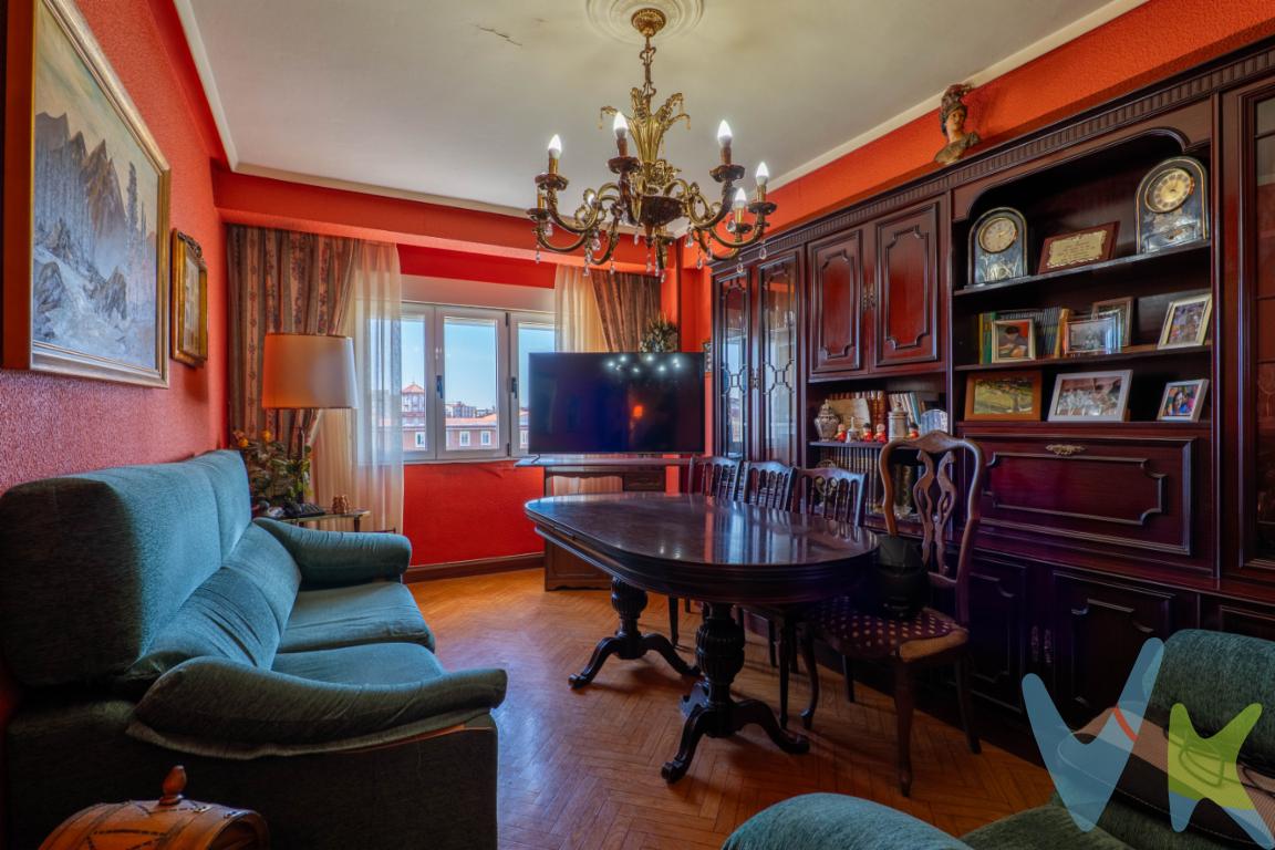 Oportunidad en el centro de Gijón, queremos ofreceros esta amplia y bonita vivienda situada en la calle Reconquista nº17, planta sexta, ofrece buenas vistas y una ubicación privilegiada. La vivienda consta de salón, cocina, tres dormitorios y baño, con la excepcionalidad de contar con una amplia terraza con vistas al colegio Inmaculada. Es muy exterior ya que dos de las habitaciones dan a un patio amplio de manzana,  lo que le proporciona mucha luminosidad y soleamiento, asi como una buena ventilación.La fachada tanto principal como patios,  ha sido recientemente rehabilitada, presenta un estado impecable como podrás ver en el reportaje fotográfico.Ubicada en un buen barrio tranquilo, un barrio seguro y a menos de 10 minutos andando de la Playa de San Lorenzo, del Paseo de Begoña, del teatro Jovellanos, de la Plaza de Evaristo San Miguel, al lado del colegio de los Jesuitas así como del centro de salud de Zarracina.No te pierdas esta oportunidad de vivir en uno de los mejores barrios de Gijón.Contacta con nosotros para ampliarte información y concertar una visita.Se informa a los interesados que el precio de venta indicado no comprende los honorarios de la agencia inmobiliaria a cargo del comprador, el Impuesto de Transmisiones Patrimoniales (ITP) ni los gastos asociados a la compraventa (notaría, registro de la propiedad y otros).