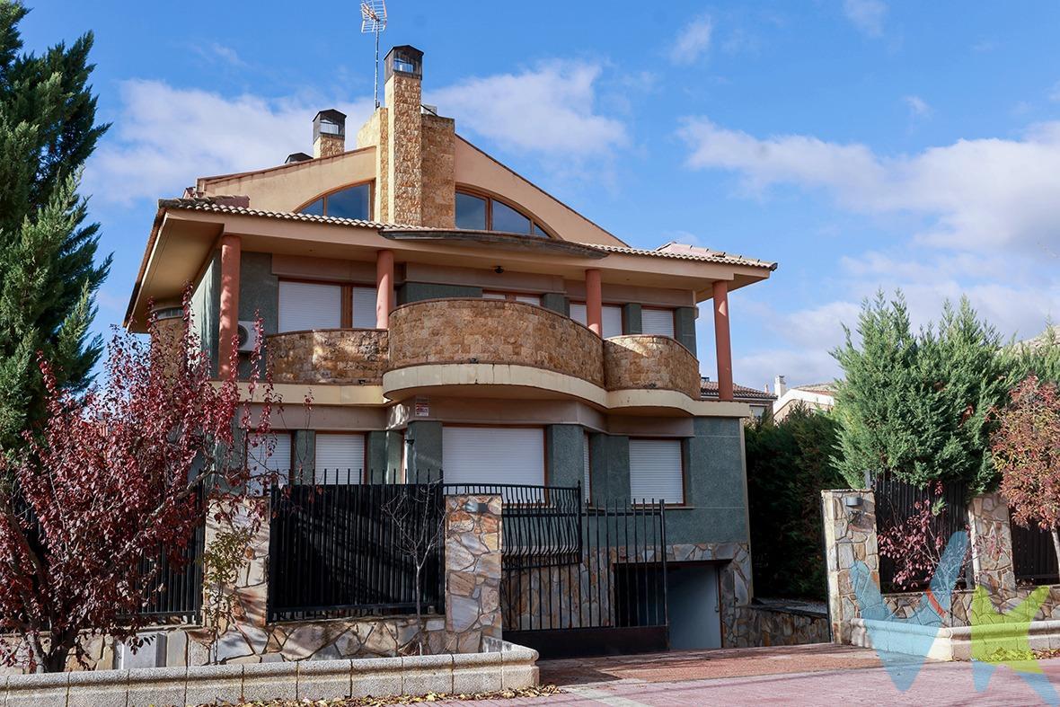 🏡 Chalet exclusivo en Calatayud, zona Margarita — junto a la Plaza de Toros. Se vende magnífico chalet independiente en una de las zonas más demandadas de Calatayud, el barrio Margarita. Ubicado en una parcela urbana de 533 m², esta vivienda tiene 508 m² construidos, distribuidos en amplias estancias y con excelentes calidades. Entorno residencial tranquilo, con todos los servicios: colegios, áreas comerciales, centro médico público y privado, parque, zonas peatonales y a solo cinco minutos del centro. Muy cerca de la estación de autobuses y AVE. Distribución de la vivienda. 🔹 Planta sótano: Garaje de 60 m² con puerta automática. Bodega de 55 m² equipada con cocina y barbacoa. Baño. Cuarto de caldera. 🔹 Planta baja: Salón-comedor de 60 m², muy luminoso y espacioso. Cocina de 17 m² con despensa. Dormitorio doble de 12 m². Baño completo. Terraza de 22 m² y porche de 36 m². 🔹 Primera planta: 3 dormitorios amplios, uno de ellos en suite con baño con bañera de hidromasaje. Tercer baño completo. Dos terrazas con vistas. 🔹 Segunda planta:  Buhardilla diáfana de 45 m² con cubierta de madera. Terraza de 15 m². Calidades y extras. Calefacción individual de gas ciudad. Refrigeración general por conductos más dos splits de apoyo en las habitaciones de la primera planta. Carpintería de madera noble con climalit. Suelos de granito y gres en cocina y baños. Hilo musical en toda la vivienda. Gran ventana con toldo en zona de distribución de la primera planta, aportando luz natural. Jardín con riego automatizado. El precio no incluye impuestos, gastos de notaría, registro ni honorarios de intermediación. Este anuncio tiene carácter informativo y no es contractual. Puede estar sujeto a errores o modificaciones.