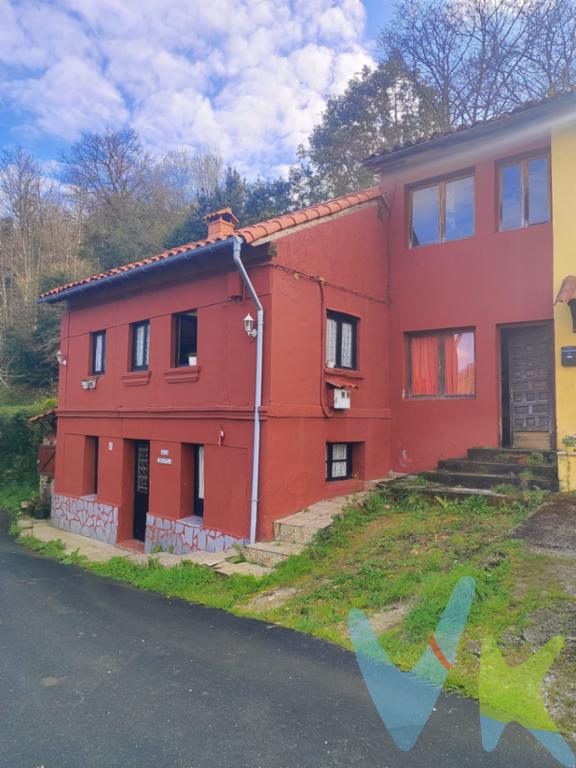VENTA. Casa en Martinporra en Bimenes, con mucho encanto, en la construcción principal que consta de 2 plantas de 30 metros cada una mas bajocubierta y que tiene el tejado totalmente nuevo nos encontramos con una planta baja con cocina zona de estar y baño con plato de ducha, podemos dar paso a una acogedora estancia anexa de 15 metros de piedra  restaurada con acceso independiente al exterior y que tiene capacidad como dormitorio con literas y zona de estar,  la segunda planta tiene 4 habitaciones y la planta bajocubierta esta  diáfana, tiene otra edificación  anexa actualmente como almacén de altos techos y con posibilidad de darle uso como parte de la vivienda, tiene un bonito jardín cerrado en la parte trasera con acceso directo desde la casa y  acceso exterior donde poder disfrutar al aire libre con grandes posibilidades, no dejes de visitarla, te encantara, esta muy cerca del ayuntamiento,  colegio y supermercado.Martimporra  es un lugar de la parroquia asturiana de San Julián, capital del concejo de Bimenes, se encuentra a 38 km de Oviedo, la capital del Principado a 34 Km  de Gijón y a tan solo 8 Km de Nava destaca en Martimporra sobre todas las demás edificaciones el Palacio de Martimporra, del siglo XVII teniendo cerca núcleos importantes y con todo tipo de servicios y populares por su gastronomía y tradiciones e importantes llagares.