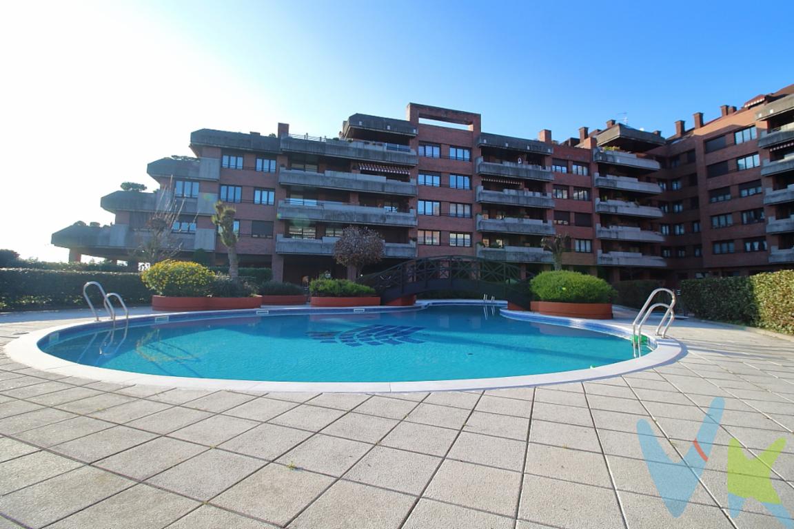 Ubicado en la prestigiosa zona de Viesques, en Gijón, este atractivo piso es una oportunidad única para quienes buscan comodidad y calidad de vida. La propiedad, ubicada en la planta 4 de un moderno edificio construido en 2006, garantiza una experiencia de vida tranquila y segura, potenciada por instalaciones contemporáneas y una localización inmejorable.Con una extensión de 83.4 metros construidos y 75.53 metros útiles, este piso se distribuye de manera eficiente para aprovechar al máximo cada espacio. El interior cuenta con dos acogedoras habitaciones, perfectas para descansar y relajarse después de un largo día. Estos espacios presentan una excelente luminosidad, gracias a grandes ventanas que permiten la entrada de luz natural, otorgando una atmósfera cálida y acogedora a toda la vivienda.Cuenta con tres prácticos armarios empotrados, ideales para aprovechar al máximo el espacio y mantener todo organizado.Para el buen desahogo de la cocina también dispone de una despensa de amplias dimensiones.El inmueble dispone de un garaje privado, asegurando la protección y el resguardo de su vehículo en todo momento. Cuenta con un trastero, proporcionando un espacio adicional para almacenamiento. Mantén tu hogar ordenado y aprovecha este práctico extra para guardar todo aquello que no necesitas en el día a día.Una de las características más atractivas de esta oportunidad es el acceso a una espléndida piscina comunitaria. Ideal para disfrutar durante los cálidos meses de verano, la piscina se presenta como el lugar perfecto para pasar tiempo de calidad con familiares y amigos, o simplemente relajarte disfrutando del buen clima. Con la cercanía del servicio de autobuses, estarás bien conectado con el resto de la ciudad.La ubicación de este piso en Viesques se distingue por su tranquilidad y proximidad a todos los servicios necesarios para el día a día. En las cercanías hallarás supermercados, farmacias, restaurantes y zonas verdes para el ocio y esparcimiento.Este piso no solo ofrece un lugar para vivir, sino que es una inversión a futuro. La zona de Viesques es reconocida por su alta demanda, garantizando que esta propiedad conservará y posiblemente incrementará su valor con el tiempo. Los potenciales propietarios no solo estarán adquiriendo un hogar, sino una parte de una de las áreas más deseadas de Gijón.Invitamos a aquellos interesados a visitar este magnífico piso para poder apreciar de primera mano todas las ventajas que ofrece. Ser testigo del encantador entorno y comprobar la calidad de vida que brinda esta propiedad conformará la mejor decisión de compra. No pierdas la oportunidad de convertir este piso en tu próximo hogar.Contamos con más de 35 años de experiencia acreditada y nuestro objetivo es garantizarle un servicio de compra humano, ético, de calidad, fácil y seguro. Nuestro equipo lo integran agentes con la titulación AIR (Agente Inmobiliario Registrado), somos CRS (Council of Residential Specialist) y API. (Agente de la Propiedad Inmobiliaria Colegiado nº248). Contamos con un seguro de Caución que nos permite garantizar el depósito de las cantidades entregadas por nuestros clientes.Te ayudamos con la financiación con las mejores condiciones hipotecarias hasta el 100%.Consulte en nuestras reseñas de Google lo que opinan los clientes que ya han trabajado con nosotros.El precio NO incluye: Impuestos, gastos de Notaría, registro y honorarios de los servicios contratados por los compradores a la Agencia Inmobiliaria.