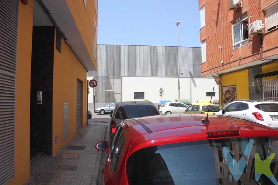 Inversión en bloque en el Puerto de Sagunto9 plazas de garaje juntas en edificio moderno con elevador de vehículosVenta en bloque  ideal para inversoresSe pone a la venta un lote completo de 9 plazas de garaje situadas en la calle Rey San Luis, en el Puerto de Sagunto, justo frente a un supermercado y rodeadas de edificios residenciales. Una zona con alta demanda de aparcamiento, lo que convierte esta propiedad en una opción muy atractiva para quien busca una inversión estable y rentable.Las plazas están ubicadas en el sótano de un edificio construido en 2004, con acceso cómodo y seguro. Se trata de una venta en conjunto, no se contempla la opción de venderlas por separado. Por tanto, es una propuesta especialmente dirigida a inversores o empresas que deseen obtener rendimiento por alquiler o incorporar activos inmobiliarios con baja gestión.Accesibilidad total y comodidad de usoEl edificio cuenta con un elevador para coches, lo que permite un acceso cómodo incluso con vehículos grandes. Además, se puede acceder al garaje a través de ascensor y escalera para peatones, lo que facilita el uso diario tanto para propietarios como para inquilinos. El conjunto cumple con criterios de accesibilidad y se encuentra bien señalizado y estructurado.Actualmente los suministros están dados de baja, lo cual permite al comprador activar lo estrictamente necesario en función de su uso o plan de explotación.Potencial de rentabilidad en zona consolidadaEl Puerto de Sagunto es una zona en constante crecimiento, con alta densidad residencial y fuerte demanda de plazas de garaje, tanto para residentes como para negocios cercanos. La ubicación frente a un supermercado es un valor añadido que garantiza movimiento constante y visibilidad.Estas plazas representan una excelente oportunidad para alquilar de forma individual y obtener una renta mensual constante, con poco mantenimiento y sin complicaciones. También pueden complementar la actividad de una empresa que requiera múltiples aparcamientos para su personal o flota.En resumen, una inversión sólida, con gran potencial de rentabilidad y en un entorno urbano consolidado.¿Buscas una inversión inmobiliaria con baja gestión y alta demanda? Contáctanos para más información y agenda una visita sin compromiso. Esta es una oportunidad que no se presenta todos los días.