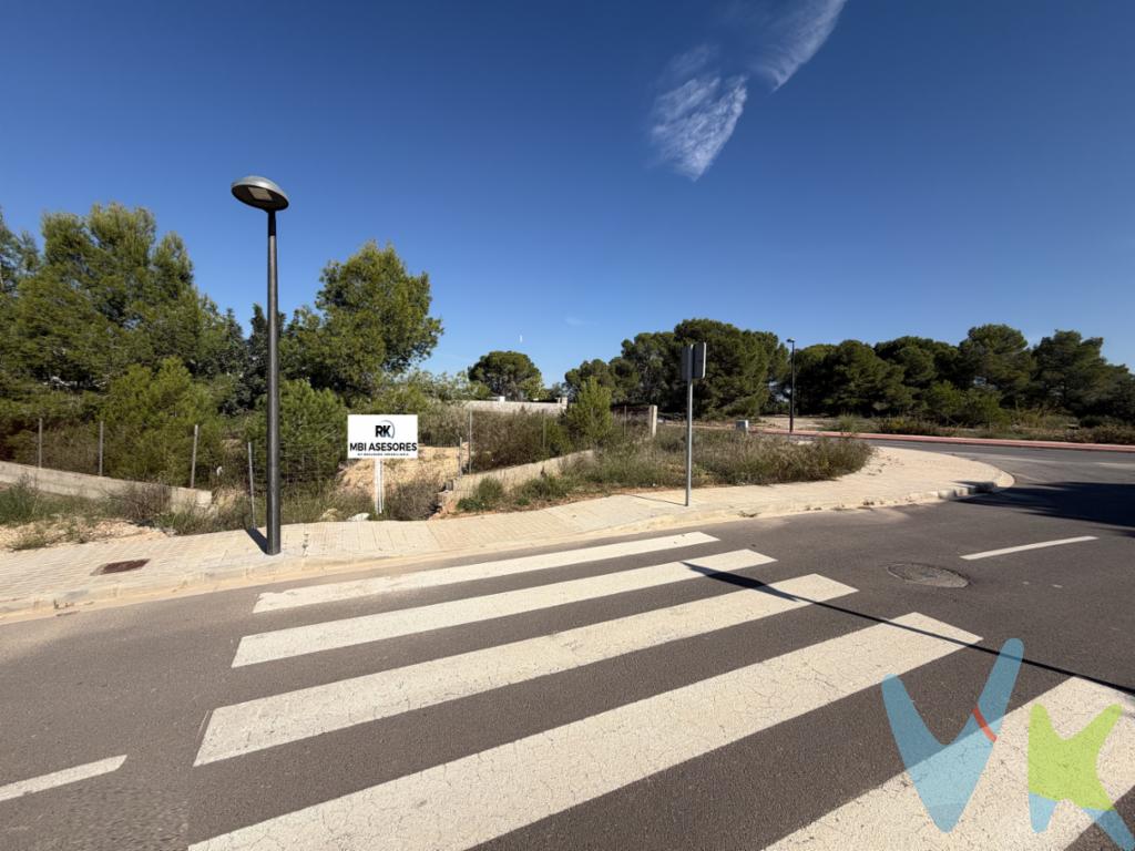 ¡¡¡PARCELA URBANA ESQUINERA EN LA URBANIZACIÓN DE MONTESANO!!!    Hay sueños que empiezan con un terreno... y terminan convirtiéndose en el hogar de toda una vida.    ¿Te imaginas despertar cada mañana en una casa diseñada por ti, rodeado de tranquilidad, con tu propio jardín, una piscina donde disfrutar de los veranos y ese rincón especial donde compartir largas sobremesas con los que más quieres?   Te presentamos esta magnífica parcela urbana esquinera de 528 m², según Catastro, situada en la urbanización de Montesano, un entorno residencial donde desconectar del ritmo diario y disfrutar de la vida con calma.    Su ubicación en esquina es uno de sus grandes atractivos, ofreciendo mayores posibilidades para imaginar y diseñar ese hogar con el que siempre has soñado.    Porque construir tu propia casa no es simplemente elegir paredes, habitaciones o materiales... es crear el escenario donde vivirás algunos de los momentos más felices de tu vida. Las primeras risas, las reuniones familiares, los domingos al sol y todos esos pequeños instantes que, con el tiempo, se convierten en grandes recuerdos.    528 m² de posibilidades, de ilusiones y de nuevos comienzos.   No estás comprando simplemente una parcela, estás dando el primer paso para construir tu futuro.    ¡¡¡VEN A DESCUBRIR EL LUGAR DONDE PUEDE COMENZAR TU PRÓXIMA HISTORIA!!!    Si tienes que vender antes tu vivienda, llámanos y te asesoramos cómo hacerlo para además tener los mínimos gastos posibles y todas las garantías.  Agencia Registrada con el nº00516 en el Registro Obligatorio de Agentes Inmobiliarios de la Comunidad Valenciana    Por mandato expreso del propietario, COMERCIALIZAMOS ESTE INMUEBLE EN EXCLUSIVA, lo que le garantiza el acceso a toda la información, a un servicio de calidad, un trato fácil, sencillo y sin interferencias de terceros. Por este motivo, se ruega NO MOLESTAR AL PROPIETARIO, a los ocupantes de la propiedad o a los vecinos. Muchas gracias por su comprensión.  La oferta está sujeta a cambios de precio o retirada del mercado sin previo aviso. Este anuncio en su conjunto, incluyendo textos, fotos, imágenes o cualquier otro contenido de este, no es vinculante dado que la información es ofrecida por terceros y puede contener errores. Se muestra a título informativo y no contractual.  El precio del inmueble no incluye los honorarios de la agencia que ascienden al 4%+IVA del precio final del inmueble (con un mínimo de 4000), ni los gastos de notaría y registro de la propiedad (que están sujetos a aranceles y varían dependiendo del precio de escrituración), ni los impuestos (que en la Comunitat Valenciana varían dependiendo del precio del inmueble y de las características personales del comprador).  Esta propiedad se pone a la venta con toda la documentación comprobada y en regla, por lo que ofrecemos GARANTIAS a los compradores.
