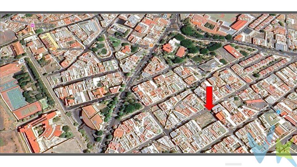 ¡ATENCIÓN INVERSORES! GRAN OPORTUNIDAD EN AGÜIMES. Se vende o permuta solar urbano en una ubicación inmejorable: Calle Cuba, esquina con Calle Venezuela. El solar cuenta con 355 m² de superficie, está completamente desmontado y amurallado. . Al hacer esquina, ofrece una doble fachada de aproximadamente 37 metros y entre 18 y 20 metros de fondo, lo que permite un excelente aprovechamiento edificable. Ubicado en una zona residencial consolidada, a pocos metros del Centro de Salud, el Parque Las Ramblas, el Jardín Joaquín Artiles, la Piscina Municipal y otros servicios. El solar se entrega con proyecto y planos para la construcción de:. -12 viviendas. -12 plazas de garaje. -12 trasteros. Una oportunidad ideal para promotores e inversores que buscan desarrollar un proyecto inmediato con alta rentabilidad. No deje pasar esta excelente ocasión de inversión en Agüimes. Información adicional: el precio de venta no incluye los gastos de notaría, registro e impuestos asociados. Los datos proporcionados son orientativos y pueden estar sujetos a errores u omisiones involuntarias. 
