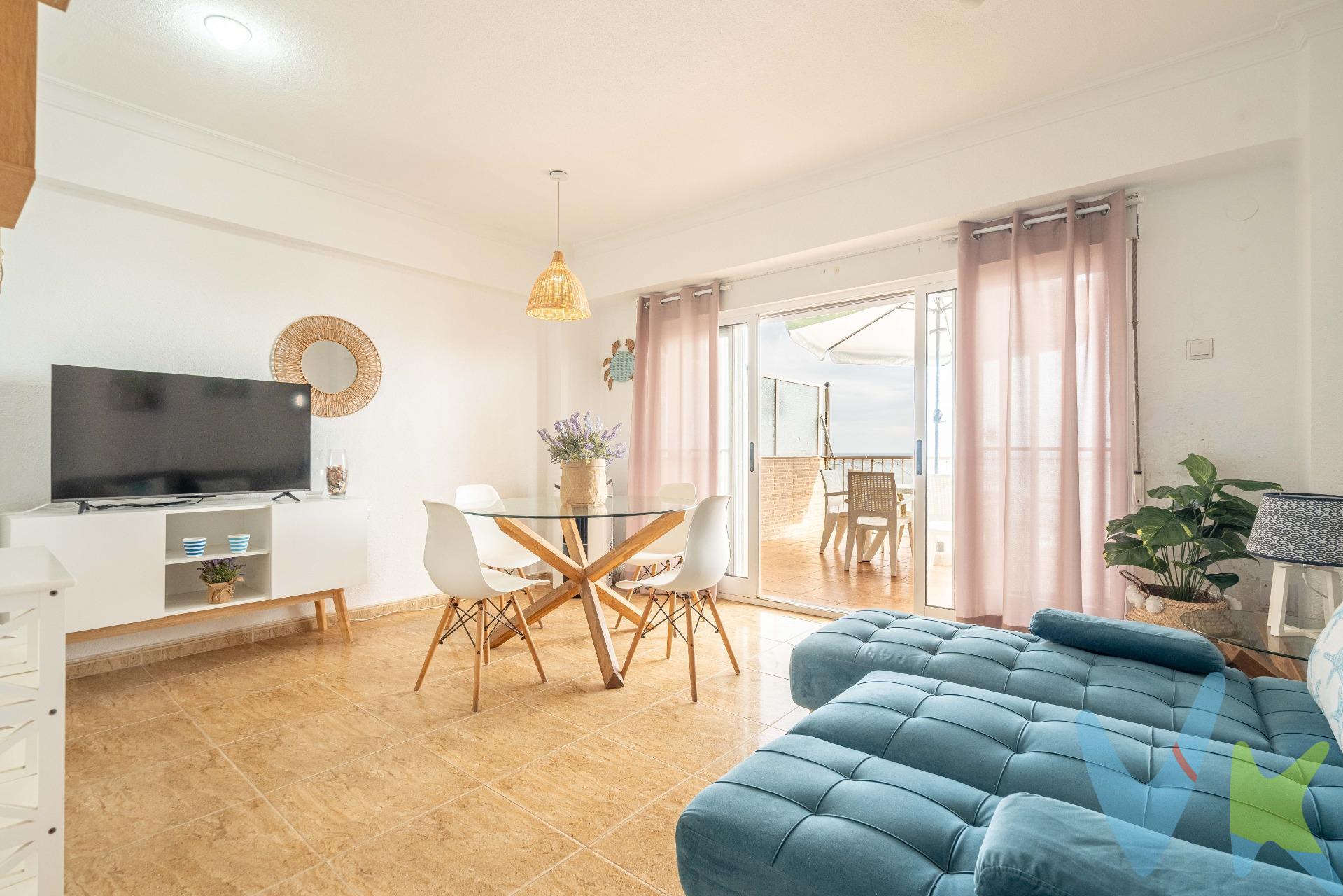 Vive frente al mar en este precioso apartamento listo para entrar a vivir, situado en primera línea de playa en El Perelló. Una oportunidad única para disfrutar del Mediterráneo desde tu propia terraza. La vivienda cuenta con tres habitaciones, dos de ellas dobles, y un baño completo. Está en una primera planta con una orientación este-oeste que garantiza una ventilación cruzada perfecta para los meses de verano, por lo que no necesita aire acondicionado. El apartamento se encuentra en muy buen estado y destaca por su amplia terraza, ideal para disfrutar de las vistas al mar, las comidas familiares o las reuniones con amigos. Dispone además de plaza de garaje en la misma finca, lo que aporta comodidad y seguridad. Su luminosidad, su excelente ubicación y las maravillosas vistas hacen de este apartamento un lugar perfecto tanto para vivir todo el año como para disfrutar de unas vacaciones inolvidables. A pocos pasos de la arena y cerca de todos los servicios, es una vivienda lista para disfrutar desde el primer día. Por mandato expreso del propietario, comercializamos este inmueble en exclusiva, lo que le garantiza el acceso a toda la información. Por este motivo, se ruega no molestar al propietario, a los ocupantes de la propiedad o a los vecinos. Muchas gracias por su comprensión. Si usted es agente inmobiliario y tiene un cliente para este inmueble, llámenos: estaremos encantados de colaborar.