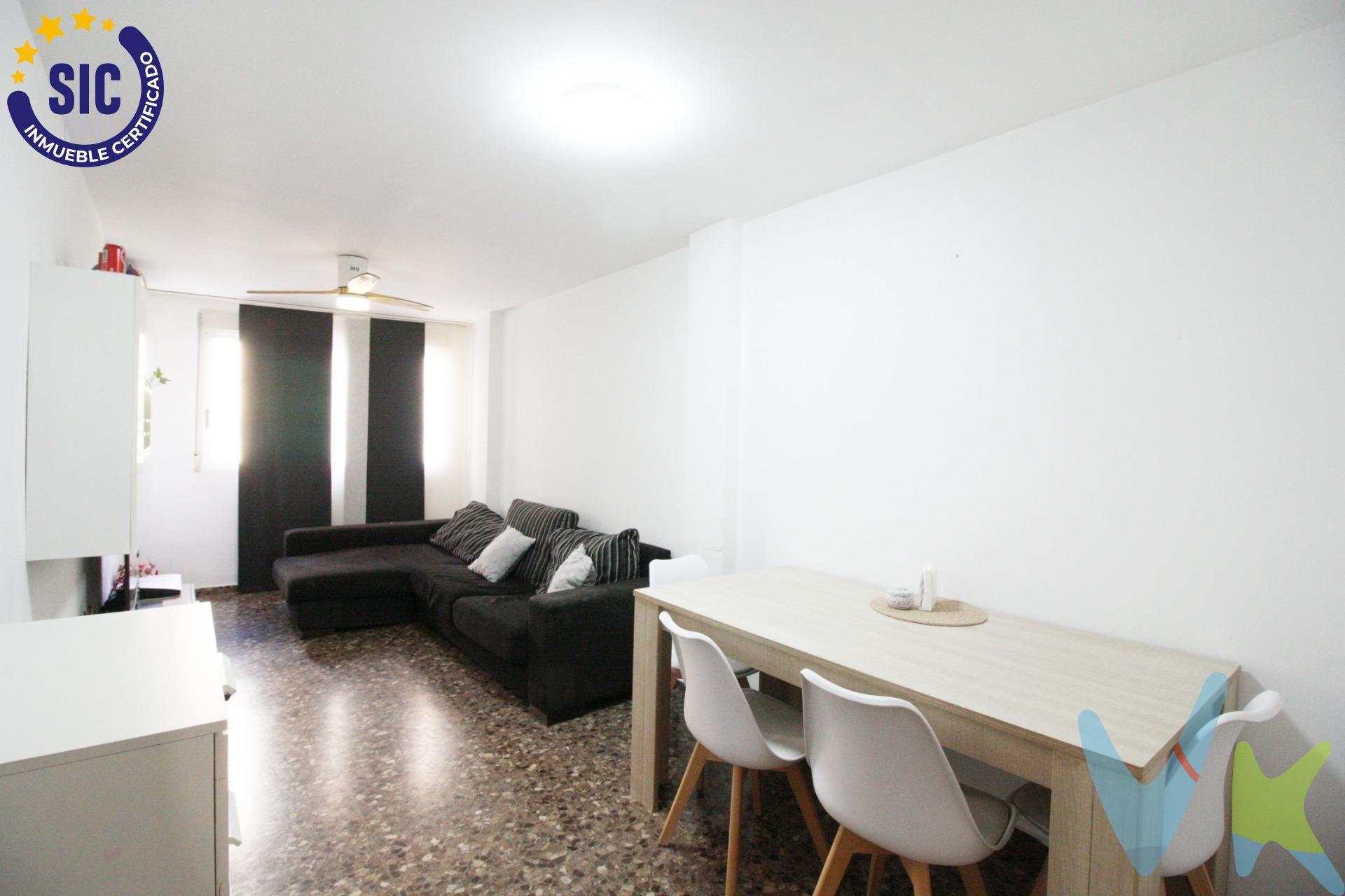 Actualmente la vivienda se encuentra alquilada, generando una renta mensual de 700 €, por lo que representa una excelente oportunidad para quienes buscan una inversión con ingresos desde el primer día. Hay viviendas que simplemente se visitan.. y otras que desde el primer momento transmiten la sensación de hogar. Este piso reúne amplitud, comodidad y una excelente ubicación, convirtiéndose en una oportunidad perfecta tanto para vivir como para invertir. Situado en una finca del año 2001, la vivienda dispone de 95 m² construidos, distribuidos de forma muy funcional para aprovechar al máximo cada estancia. Nada más entrar encontramos un acogedor salón-comedor de aproximadamente 20 m², un espacio ideal para compartir momentos en familia o disfrutar de la tranquilidad del hogar. La cocina independiente, de unos 12 m², ofrece amplitud suficiente para el día a día y cuenta con salida a una práctica galería, un rincón perfecto para crear una zona de lavandería. La zona de descanso está compuesta por tres dormitorios, uno de ellos doble, pensados para ofrecer comodidad a toda la familia. Además, la vivienda dispone de dos baños completos, un valor muy apreciado que aporta funcionalidad y confort. Entre sus calidades destacan:. Carpintería interior de roble. Puerta de entrada blindada. Aire acondicionado tipo Split. Suelo de terrazo, resistente y de fácil mantenimiento. Techos altos, que aumentan la sensación de amplitud. Ascensor y acceso adaptado para personas con movilidad reducida. Llámanos!. INFORMACIÓN LEGAL AL CONSUMIDOR:. El precio indicado no incluye impuestos ni gastos derivados de la compraventa. Gastos a cargo del comprador:. • Impuesto de Transmisiones Patrimoniales (ITP): En segundas transmisiones, el tipo general vigente en la Comunitat Valenciana es del 10% sobre la base imponible, que será el mayor valor entre el precio de compraventa, el valor declarado o el valor de referencia catastral, pudiendo aplicarse tipos reducidos según las circunstancias del comprador. • Honorarios de intermediación inmobiliaria: 4% del precio final de venta con un mínimo de 4000€ + IVA (21%), a cargo del comprador. No incluidos en el precio de venta. • Notaría y Registro de la Propiedad: Los aranceles son oficiales y variables en función del precio y características de la operación. A título orientativo, entre 600 € y 1.000 €. Los gastos se distribuirán conforme a la normativa vigente, salvo pacto en contrario. Las condiciones pueden variar en función de las circunstancias personales y del régimen fiscal aplicable. Otros gastos:. • Gastos de financiación: Tasación, comisiones y condiciones bancarias según la entidad elegida por el comprador. • Gestoría: Servicio opcional, con costes variables en función del proveedor. • Podrán existir otros gastos inherentes a la formalización de la compraventa que correspondan al comprador según normativa vigente. El vendedor asumirá los gastos que legalmente le correspondan, salvo pacto en contrario. El inmueble no se encuentra sujeto, a fecha de publicación, a limitaciones de precio derivadas de normativa de zonas de mercado residencial tensionado. Se facilitará al cliente información detallada y personalizada de todos los costes asociados a la operación, así como la documentación relativa al inmueble, disponible en la sede física de la agencia - Av. Blasco Ibáñez 5 Bajo, 46970, Alaquàs (Valencia) y/o en el medio electrónico habilitado – www.inmueblesvalencianos.net. La agencia actúa exclusivamente como intermediaria en la operación. Cualquier compraventa queda sujeta a la aceptación expresa del vendedor y a la formalización del correspondiente contrato. El presente anuncio tiene carácter meramente informativo y no contractu