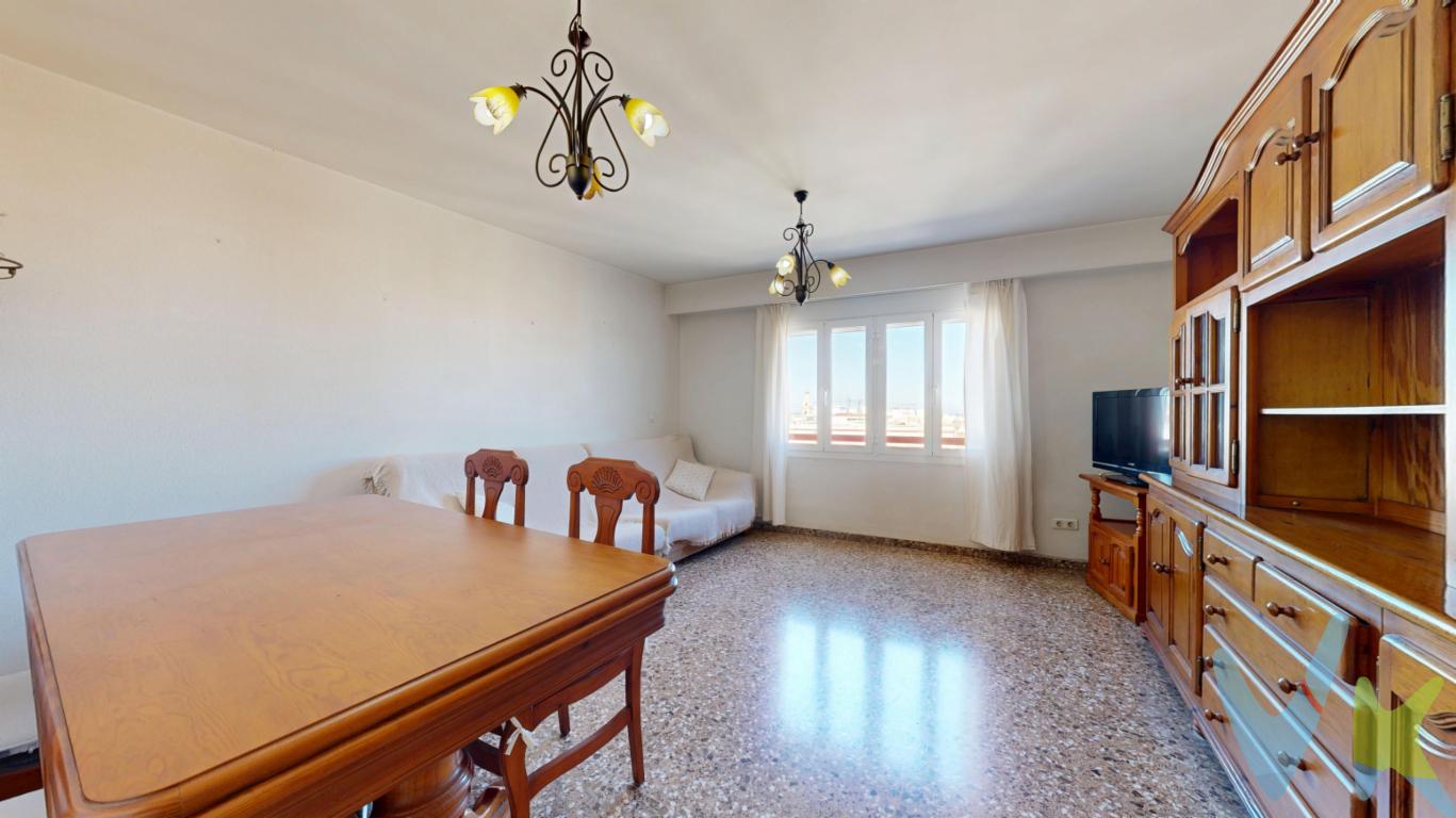 VIVIENDA DE 4 HABITACIONES Y 2 BAÑOS, BALCÓN Y VISTAS DESPEJADAS JUNTO AL CABAÑAL!    Amplia vivienda de 100 m² con balcón y vistas despejadas junto al Cabanyal  ¡Atención amantes de la vida mediterránea! Esta fantástica sexta planta destaca por su luminosidad, amplitud y la agradable ventilación natural que recorre toda la vivienda gracias a su altura y orientación.  Situada en una finca cuidada y tranquila, la vivienda dispone de un amplio salón-comedor exterior, cocina independiente, dos baños completamente reformados y cuatro dormitorios con múltiples posibilidades. Su magnífico balcón privado ofrece vistas despejadas donde disfrutar de la brisa marina y del horizonte del mar.  Su ubicación es uno de sus grandes atractivos: situada entre el encanto tradicional del Cabanyal y la zona universitaria, ofrece una excelente conexión y una gran calidad de vida. A tan solo un minuto andando de la estación de metro València-Cabanyal y muy cerca del emblemático Mercado del Cabanyal, la playa, comercios, restaurantes, colegios y transporte público.  Una propiedad ideal tanto para vivir como para invertir en una de las zonas con mayor proyección y demanda de Valencia.    Si tienes que vender antes tu vivienda, llámanos y te asesoramos cómo hacerlo para además tener los mínimos gastos posibles y todas las garantías. Agencia Registrada con el nº00516 en el Registro Obligatorio de Agentes Inmobiliarios de la Comunidad Valenciana    Por mandato expreso del propietario, COMERCIALIZAMOS ESTE INMUEBLE EN EXCLUSIVA, lo que le garantiza el acceso a toda la información, a un servicio de calidad, un trato fácil, sencillo y sin interferencias de terceros. Por este motivo, se ruega NO MOLESTAR AL PROPIETARIO, a los ocupantes de la propiedad o a los vecinos. Muchas gracias por su comprensión.   La oferta está sujeta a cambios de precio o retirada del mercado sin previo aviso. Este anuncio en su conjunto, incluyendo textos, fotos, imágenes o cualquier otro contenido de este, no es vinculante dado que la información es ofrecida por terceros y puede contener errores. Se muestra a título informativo y no contractual.  El precio del inmueble no incluye los honorarios de la agencia que ascienden al 4%+IVA del precio final del inmueble, ni los gastos de notaría y registro de la propiedad (que están sujetos a aranceles y varían dependiendo del precio de escrituración), ni los impuestos (que en la Comunitat Valenciana varían dependiendo del precio del inmueble y de las características personales del comprador).  Esta propiedad se pone a la venta con toda la documentación comprobada y en regla, por lo que ofrecemos GARANTIAS a los compradores.