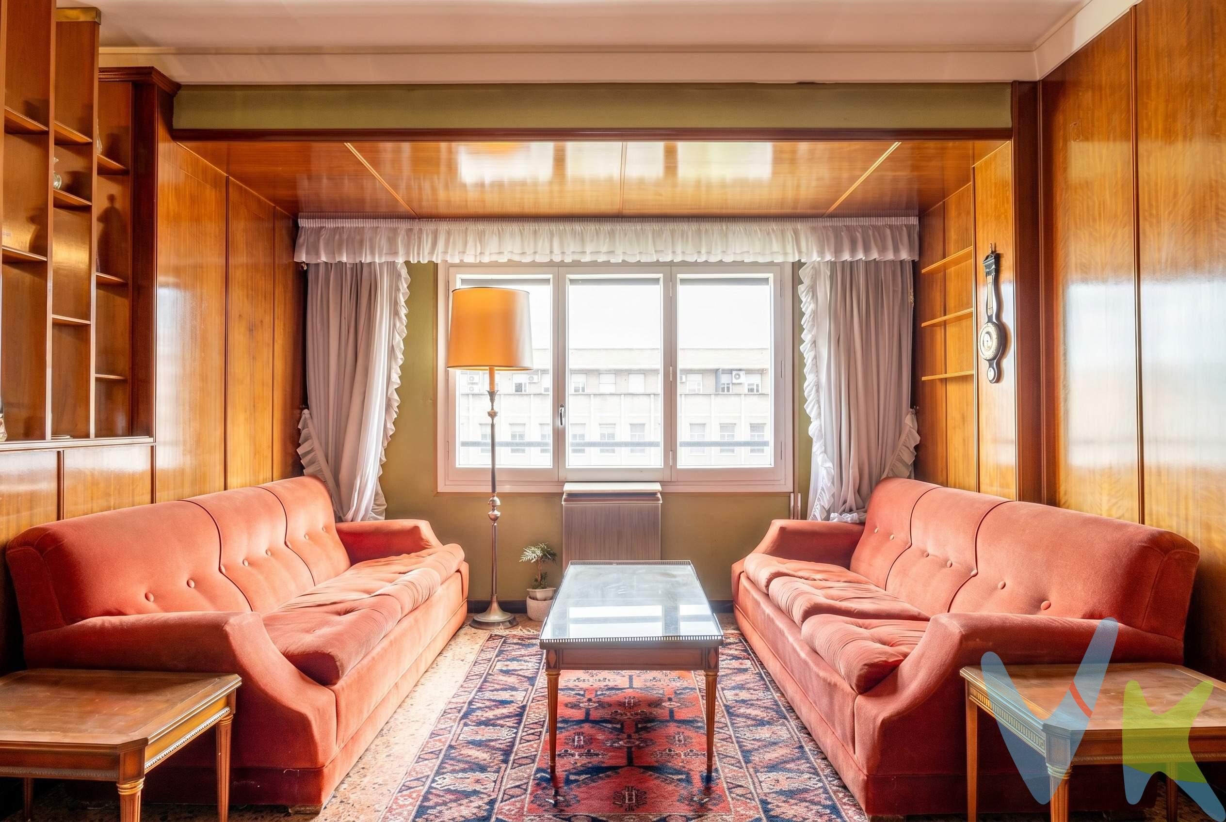 En paseo Mª Agustín con espectaculares vistas al paseo y la puerta del carmen desde una 7ª planta. Si estás buscando una vivienda amplia en Zaragoza centro que no se te quede pequeña y que puedas diseñar 100% a la medida de tus necesidades, este piso es la oportunidad que estabas esperando. Tu lienzo en blanco en una ubicación emblemática. Sabemos que comprar una casa ya reformada implica, muchas veces, pagar por el gusto de otra persona. Por eso, que esta vivienda esté para actualizar es tu mayor ventaja: tienes los metros, la altura y una distribución fantástica para crear el hogar con el que siempre has soñado, sin renunciar a nada. Esto es todo lo que te ofrece este piso único:. -Espacio sin límites para toda la familia: Sus 5 dormitorios te dan la libertad que necesitas. Ya no tendrás que elegir entre un dormitorio de invitados, un cuarto de juegos para los niños o ese despacho amplio y luminoso que estabas buscando para teletrabajar cómodamente desde casa. -Luz natural garantizada: Al tratarse de una planta alta, disfrutarás de una iluminación envidiable durante todo el día. Además, cuenta con 2 baños completos, uno de ellos con ventana propia, un detalle muy cotizado que asegura una ventilación óptima y luz natural. -Vistas despejadas y exclusivas: Disfruta de una de las estampas más icónicas de Zaragoza cada día desde tu propio salón. -Un edificio de calidad pensado para tu comodidad. El continente importa tanto como el contenido. Este piso se encuentra en un buen edificio que destaca por su solidez y mantenimiento. -Accesibilidad total: Olvídate de los escalones incómodos al volver con la compra o el carrito del bebé. El portal cuenta con 2 ascensores a cota cero, garantizando el máximo confort para ti y los tuyos. -Extra de almacenamiento: El espacio nunca será un problema. El piso incluye un trastero en la última planta, el desahogo perfecto para guardar las maletas, la ropa de otra temporada o las bicicletas sin restar un solo metro a tu día a día. -Vive donde pasa todo. Vivir en el Paseo María Agustín te permite conectar con el latido de Zaragoza en cuestión de minutos. Colegios, comercios, transporte público y una oferta cultural y gastronómica inmejorable a solo unos pasos de tu portal. Las viviendas con esta combinación de metros, altura y ubicación estratégica son un bien escaso en el mercado actual. No dejes que se te adelante nadie. Contacta con nosotros hoy mismo para concertar una visita y ven a proyectar el que será tu próximo hogar. ***Precio y Gastos:. En el precio de venta publicado no se  incluyen los impuestos legalmente establecidos ni gastos derivados de la compraventa y de la inscripción del inmueble (I.T.P., Notaría y Registro de la Propiedad),