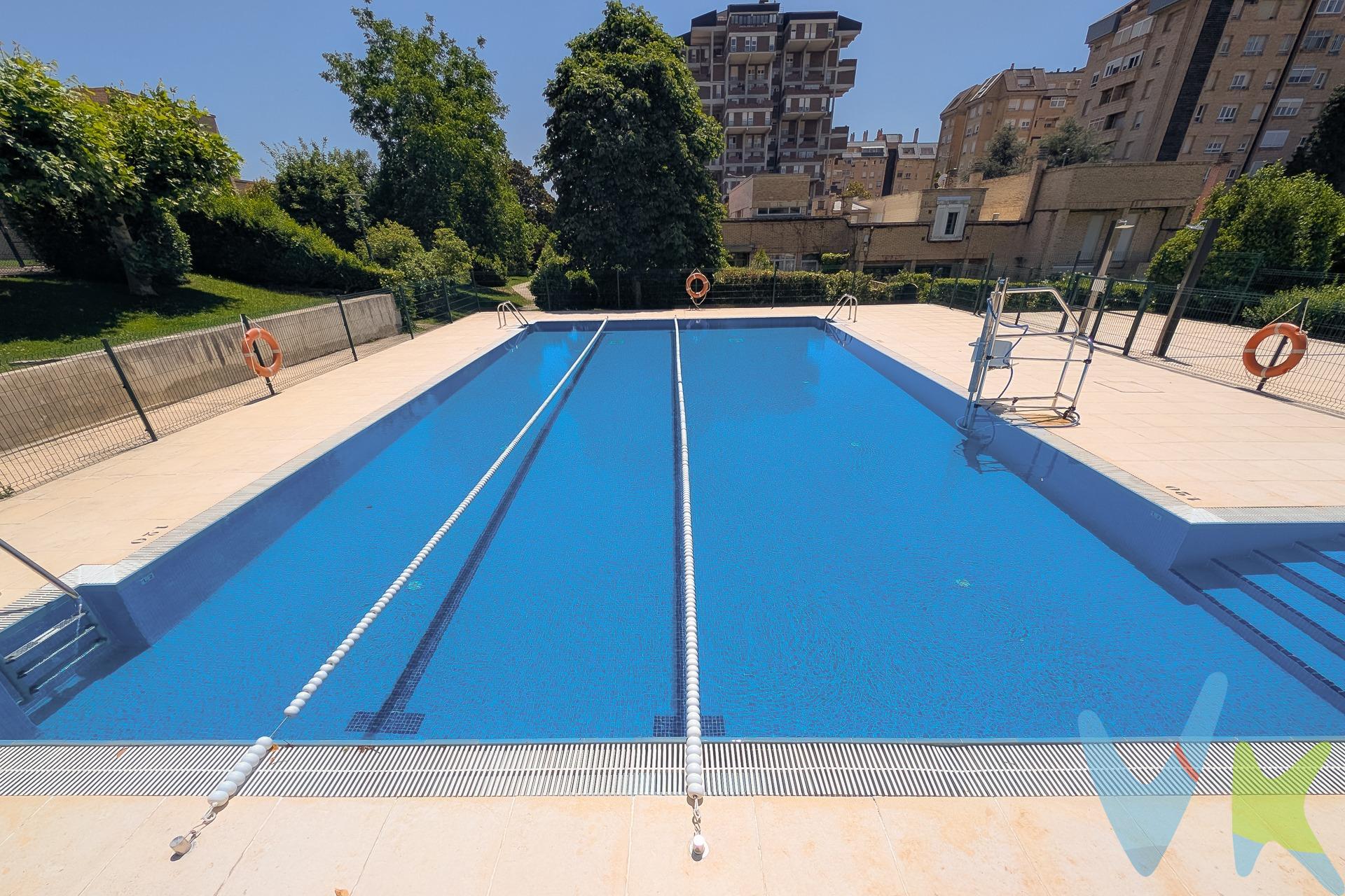 Se vende fantástico chalet independiente en Zizur Mayor, ubicado en una tranquila zona residencial con amplias zonas verdes y completas instalaciones comunitarias: piscina, pistas de tenis y jardines. A un paso de todos los servicios (supermercados, polideportivo, colegios, institutos, farmacias, academias..). La vivienda, de 192 m² construidos (150 m² útiles), se distribuye en dos cómodas alturas y cuenta con un jardín privado que rodea toda la casa, ideal para disfrutar al aire libre en familia o con amigos. Además, dispone de un porche acondicionado totalmente de 22 m², perfecta como zona de estar o comedor adicional durante todo el año. Distribución:. - Planta baja: Hall de entrada, cocina independiente de 14 m², amplio salón-comedor de 26 m² con chimenea, estudio de 9 m², Dormitorio principal de 13,24 m² con armario empotrado y baño en suite completamente reformado con plato de ducha. - Primera planta: 4 dormitorios entre 13 y 14 m², todos con armarios empotrados y baño común reformado con plato de ducha. La vivienda cuenta con calefacción y agua caliente mediante caldera individual, ubicada en una zona independiente de calderas, y barbacoa privada en el jardín. Gastos de comunidad: 150 €/mes, que incluyen el mantenimiento de las zonas comunes y el acceso a las piscinas y pistas de tenis. Una excelente oportunidad para vivir en un entorno tranquilo, rodeado de naturaleza y con todos los servicios de Zizur Mayor a un paso. ¿Te interesa? Llámanos sin compromiso y agenda tu visita. Los datos y superficies indicados en este anuncio son aproximados y tienen un carácter meramente informativo, sin valor contractual. El precio de venta no incluye impuestos ni gastos derivados de la transmisión.