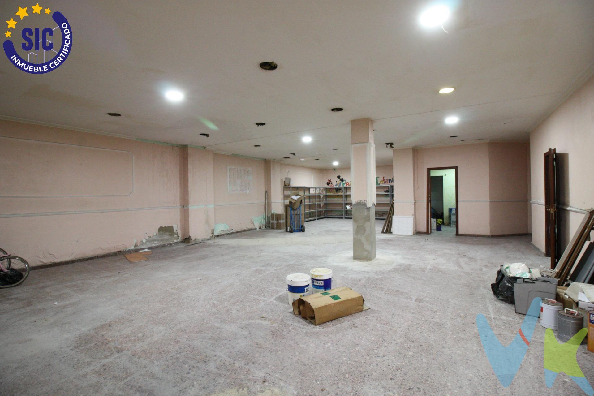 Se ofrece en venta amplio local comercial de 273 m², una excelente oportunidad tanto para desarrollar una actividad profesional como para quienes buscan un inmueble con grandes posibilidades de transformación. El local dispone de dos accesos independientes, ambos con persiana, ofreciendo comodidad y múltiples opciones a la hora de distribuir los espacios. Uno de sus principales atractivos es la posibilidad de realizar cambio de uso a vivienda, sujeto al cumplimiento de la normativa urbanística y a las correspondientes autorizaciones administrativas, lo que abre interesantes posibilidades para desarrollar un proyecto residencial. Gracias a sus 273 m² de superficie, permite plantear diferentes distribuciones y aprovechar sus dos accesos para crear espacios amplios, funcionales y adaptados a diferentes necesidades. Una propiedad con gran potencial, tanto para uso comercial como para un proyecto de vivienda. Contacta con nosotros para más información y ven a descubrir todas las posibilidades que ofrece este local. INFORMACIÓN LEGAL AL CONSUMIDOR:. El precio indicado no incluye impuestos ni gastos derivados de la compraventa. Gastos a cargo del comprador:. • Impuesto de Transmisiones Patrimoniales (ITP): En segundas transmisiones, el tipo general vigente en la Comunitat Valenciana es del 10% sobre la base imponible, que será el mayor valor entre el precio de compraventa, el valor declarado o el valor de referencia catastral, pudiendo aplicarse tipos reducidos según las circunstancias del comprador. • Honorarios de intermediación inmobiliaria: 4% del precio final de venta con un mínimo de 4000€ + IVA (21%), a cargo del comprador. No incluidos en el precio de venta. • Notaría y Registro de la Propiedad: Los aranceles son oficiales y variables en función del precio y características de la operación. A título orientativo, entre 600 € y 1.000 €. Los gastos se distribuirán conforme a la normativa vigente, salvo pacto en contrario. Las condiciones pueden variar en función de las circunstancias personales y del régimen fiscal aplicable. Otros gastos:. • Gastos de financiación: Tasación, comisiones y condiciones bancarias según la entidad elegida por el comprador. • Gestoría: Servicio opcional, con costes variables en función del proveedor. • Podrán existir otros gastos inherentes a la formalización de la compraventa que correspondan al comprador según normativa vigente. El vendedor asumirá los gastos que legalmente le correspondan, salvo pacto en contrario. El inmueble no se encuentra sujeto, a fecha de publicación, a limitaciones de precio derivadas de normativa de zonas de mercado residencial tensionado. Se facilitará al cliente información detallada y personalizada de todos los costes asociados a la operación, así como la documentación relativa al inmueble, disponible en la sede física de la agencia - Av. Blasco Ibáñez 5 Bajo, 46970, Alaquàs (Valencia) y/o en el medio electrónico habilitado – www.inmueblesvalencianos.net. La agencia actúa exclusivamente como intermediaria en la operación. Cualquier compraventa queda sujeta a la aceptación expresa del vendedor y a la formalización del correspondiente contrato. El presente anuncio tiene carácter meramente informativo y no contractual, pudiendo estar sujeto a errores, cambios o actualizaciones.  . La venta de esta vivienda se gestiona mediante contrato de EXCLUSIVA COMPARTIDA por lo que se trabaja con cerca de 400 Inmobiliarias. . 