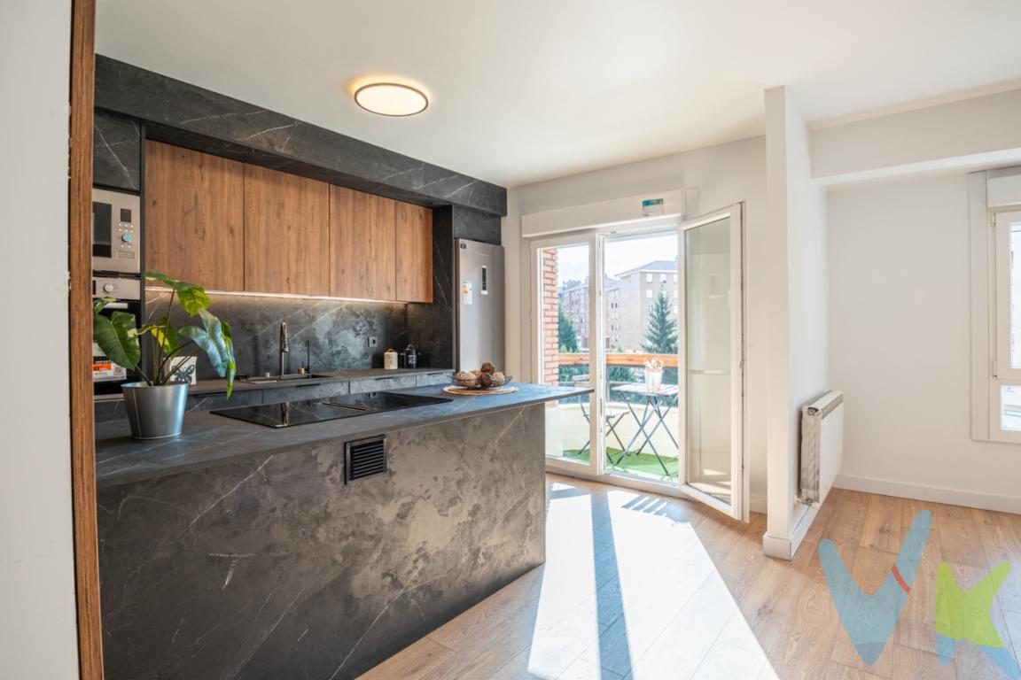 Se ofrece en venta un estupendo piso situado en la Avenida del Mar ( HUCA) , en Oviedo. Este moderno inmueble, listo para entrar a vivir, combina comodidad y funcionalidad, y es ideal tanto para familias como para parejas que busquen un hogar espacioso y bien ubicado.La vivienda, situada en la tercera planta de un edificio con ascensor, cuenta con un total de 97 metros cuadrados construidos, ofreciendo un espacio útil de 83 metros cuadrados. Al entrar, se puede apreciar un ambiente cálido, potenciado por su elegante diseño y su cocina completamente amueblada.Este piso dispone de tres habitaciones amplias y luminosas, perfectas para crear ambientes personalizados ya sea para dormitorios, estudios o áreas de trabajo. Cada estancia está diseñada para aprovechar al máximo el espacio, ofreciendo confort y privacidad a sus ocupantes.Cocina con ISLA central y salón en el mismo espacio con terraza.La cocina, equipada con modernos electrodomésticos, ofrece un espacio funcional y bien organizado para cocinar con comodidad. Sus acabados son de calidad, y está diseñada para optimizar cada rincón, proporcionando suficiente espacio de almacenamiento.Su ubicación es, sin duda, uno de sus grandes atractivos. La zona HUCA Teatinos  es conocida por su tranquilidad y su ambiente familiar, así como por su cercanía a servicios esenciales como paradas de autobús, centros educativos, zonas comerciales y de entretenimiento. Además, su excelente comunicación con el transporte público permite un fácil desplazamiento al centro de la ciudad y a otras áreas de interés.Posibilidad de plaza de garaje  3 habitaciones2 baños completos uno de ellos en suite2 terracitasCocina americana con isla central y amueblada con electrodomésticos nuevosCuarto de lavandería Armarios empotradosIMPORTANTE: SOLO SE ATIENDEN INTERESADOS QUE DEJEN SU NUMERO DE TELEFONOPara aquellos que buscan una vivienda que combine ubicaciones estratégicas, espacios amplios y equipamiento completo, esta propiedad es una opción a considerar seriamente. Se invita a los interesados a concertar una visita para experimentar de primera mano las ventajas de este magnífico piso. No deje pasar la oportunidad de conocer este hogar que, sin duda, hará las delicias de quienes busquen calidad de vida en una de las mejores zonas de Oviedo. ¡Esperamos su visita! 
