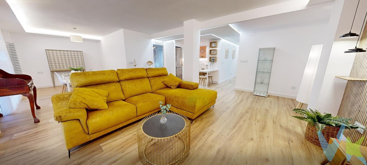 Magnífica e impresionante vivienda reformada en pleno centro de Valencia.Le presentamos esta propiedad de ensueño. Se trata de una vivienda de 98 m2, con ascensor, balcón con dos salidas, una oportunidad única que pocas veces se presenta y que no podrá dejar escapar. Posiblemente una de las mejores viviendas en venta en el centro de Valencia.  Ubicada en Ciutat Vella en el Barrio del Pilar cerca de las Torres De Quart, Mercado Central, uno de los barrios más exclusivos y con encanto en pleno centro histórico de Valencia.  En la zona se encuentran los edificios más emblemáticos de la capital como son Las Torres de Quart, Mercado Central, la Plaza Redonda, Catedral de Valencia, El Micalet y próximamente la nueva apertura del Hotel Vincci etc.  Se trata del barrio más exclusivo del casco antiguo de Valencia donde podrás descubrir y vivir la historia de la ciudad al recorrer sus calles llenas de vida y con gran cantidad de servicios de ocio, cultura y restauración, como teatros, museos, monumentos, las mejores tiendas de marcas exclusivas en sus inmediaciones, bares y restaurantes. Al estar ubicada esta propiedad en el centro neurálgico de Valencia podrás llegar a cualquier parte de la ciudad cómodamente.Hablemos de la propiedad. Se trata de una vivienda exclusiva donde el diseño y la calidad priman por encima de todo, cuidando hasta el más mínimo detalle. Un hogar donde podrás vivir de manera cómoda y tranquila sin escuchar ni un solo ruido gracias a su alto aislamiento acústico tanto en la zona del salón, como en la zona de las habitaciones. Cuenta con un amplio salón comedor muy luminoso. Con un concepto de espacios abiertos, pero a su vez diferenciando cada ambiente, se integra una magnífica cocina de diseñado, donde la precisión, el detalle y el buen hacer son su sello de identidad. Pasamos a la zona de noche, la vivienda cuenta con un total de 2 habitaciones (antes 3 habitaciones), 1 baño de diseño completo y un aseo. Una de las habitaciones se caracteriza por su gran amplitud y su gran armario tipo vestidor hecho a medida totalmente equipado con distribución en su interior.En cuanto a calidades y equipamiento podemos destacar: ventanas climalit de alto nivel de aislamiento, persianas domóticas, mosquiteras, sistema de climatización individual por splits, sistema de calefacción por radiadores de diseño distribuido por toda la vivienda, puerta de alta seguridad, paredes lisas, porcelánico imitación parquet, iluminación oculta de gran diseño, cocina de inducción etc. En fin, una vivienda donde está cuidado hasta el más mínimo detalle y en una finca de pocos vecinos muy tranquila ideal para hacer de ella tu hogar. ¿Le contamos más o viene a verla? No deje pasar esta oportunidad, llámenos, le asesoraremos y acompañaremos en todo el proceso de compra.MBI ABASTOS está inscrita en el Registro de Agentes de Intermediación Inmobiliaria de la Comunidad Valenciana RAICV 1525.La descripción del presente inmueble e imágenes tienen mero carácter informativo y en ningún caso carácter contractual, pudiendo ser modificados por la agencia inmobiliaria sin que ello implique responsabilidad alguna frente a terceros. No incluidos en el precio impuestos, gastos de notaría, registro ni honorarios de la agencia. Esta propiedad se pone a la venta con toda la documentación comprobada y en regla, por lo que ofrecemos GARANTIAS a los compradores.Por mandato expreso del propietario comercializamos este inmueble mediante contrato de multiexclusiva, por el cual numerosas agencias colaboradoras, nacionales e internacionales, ofrecen esta vivienda a sus potenciales compradores, todo ello garantizando un servicio de calidad, un trato fácil, sencillo y sin interferencias de terceros. Por este motivo, se ruega no molestar al propietario, a los ocupantes de la propiedad, a los vecinos o conserjes del edificio o urbanización si los hubiera. Muchas gracias por su comprensión.