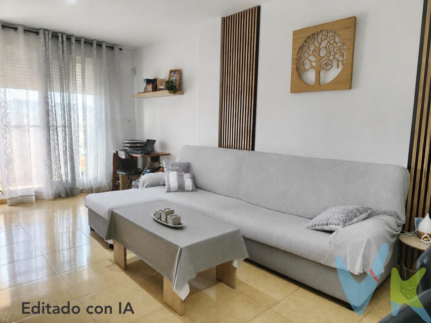 . Si te gusta la idea de llegar a casa y respirar tranquilidad, pero sin perder la conexión con la ciudad, este piso en San Juan de Moró, a solo 17 km de Castellón, te va a encantar. Ubicado en una tercera planta con ascensor (sí, sin dramas de escaleras), esta vivienda tiene ese equilibrio que no es fácil de encontrar: espacio, luz y vistas que despejan la mente. ✨ El salón es uno de esos sitios donde apetece estar. Luminoso, con salida a un balcón desde el que puedes desconectar mirando a la montaña. Café por la mañana, vino al atardecer… tú eliges el plan. 🛏️ La distribución está pensada para vivir cómodo de verdad:. Dos habitaciones dobles donde caben más que sueños. Una habitación extra perfecta para despacho, invitados o ese vestidor que siempre has querido. Dos baños completos (uno en suite), porque compartir está bien… pero no siempre. 🍳 La cocina con galería te da ese plus práctico que se agradece en el día a día: orden, espacio y funcionalidad sin renunciar a estilo. 🚗 Y sí, incluye plaza de garaje, que en cuanto lo pruebas… ya no quieres vivir sin ello. Aquí no solo compras un piso. Compras calidad de vida, tranquilidad y ese punto de desconexión que cada vez valoramos más. 💬 Si te imaginas viviendo aquí, probablemente deberías venir a verlo. LLAMANOS !!!!!. En cumplimiento de las obligaciones de información previstas en la Ley 10/2025, de 28 de diciembre, de servicios de atención a la clientela y transparencia, así como en la normativa sectorial vigente, se hace constar que el precio indicado no incluye los gastos e impuestos inherentes a la adquisición, los cuales se desglosan a continuación:. - Impuesto sobre Transmisiones Patrimoniales (ITP): Se aplicará el tipo impositivo vigente en la Comunidad Valenciana, generalmente el 10%, sin perjuicio de tipos reducidos aplicables según las circunstancias personales del comprador o las características del inmueble. El impuesto se devenga sobre el Valor de Referencia Catastral o el precio de venta, aquel que resulte superior. Para una información exhaustiva sobre el funcionamiento, tipos impositivos y bonificaciones del ITP, puede consultar el portal oficial de la Agencia Tributaria autonómica en el siguiente enlace: www.atv.gva.es/es/itpajd. - Gastos de Notaría: Los honorarios notariales se calcularán conforme al arancel oficial regulado en el Anexo I, del Real Decreto 1426/1989, de 17 de noviembre, por el que se aprueba el arancel Notarial. - Gastos de Registro: La inscripción en el Registro de la Propiedad se facturará según el arancel oficial establecido en el Anexo I, del Real Decreto 1427/1989, de 17 de noviembre, por el que se aprueba el arancel de los Registradores de la Propiedad. - Gastos de Gestión: Los honorarios por la tramitación administrativa, liquidación de impuestos e inscripción registral, en el supuesto de ser a cargo de la agencia inmobiliaria, ascienden a 450€ (IVA incluido). - Honorarios Agencia del Vendedor: incluidos en el precio publicado. - Honorarios Agencia del Comprador: Se informa que eventualmente podrían existir honorarios profesionales a cargo del adquirente, en aquellos casos en que se hubieran contratado previamente los servicios específicos del encargo de compra y en ningún caso estarán vinculados al precio. La agencia actúa exclusivamente como intermediaria en la operación. Cualquier compraventa y sus condiciones quedan sujetas en todo caso a la aceptación expresa del propietario del inmueble y a la posterior formalización del correspondiente contrato. El presente anuncio tiene carácter meramente informativo; la información suministrada se corresponde con la disponible a la fecha de publicación, pudiendo variar en función de las circunstancias o actualizaciones legales, contractuales y fiscales.
