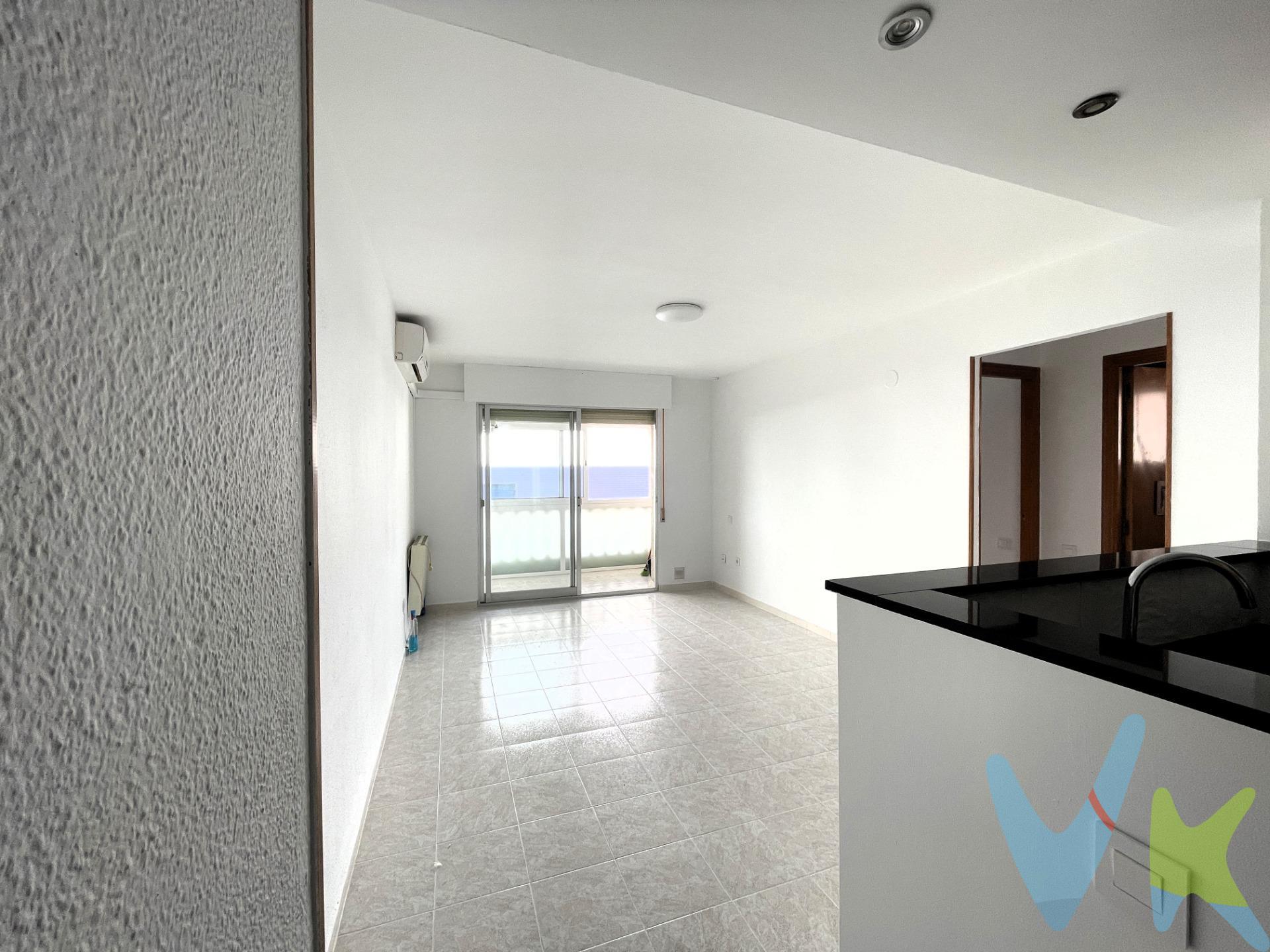 Propiedad lista para entrar a vivir gracias a su excelente estado de conservación. El espacio se distribuye eficientemente, con una cocina abierta que conecta directamente con el salón, proporcionando un ambiente luminoso y acogedor perfecto para compartir momentos inolvidables con familiares o amigos. Dispone además de dos dormitorios, así como un baño completo que atiende todas las necesidades diarias del hogar. La ubicación es inmejorable; a tan solo diez minutos caminando encontrarás la playa de La Concha y todos los servicios necesarios: supermercados, restaurantes y transporte público cercano facilitan aún más tu día a día o tus escapadas veraniegas. Este apartamento no solo es ideal como residencia personal sino también constituye una excelente opción inmobiliaria para inversores interesados por el mercado vacacional. Es ideal tanto para vivir todo el año como para disfrutar de estancias vacacionales junto al Mediterráneo. (*) Gastos, impuestos y honorarios de agencia no incluidos en el precio. 