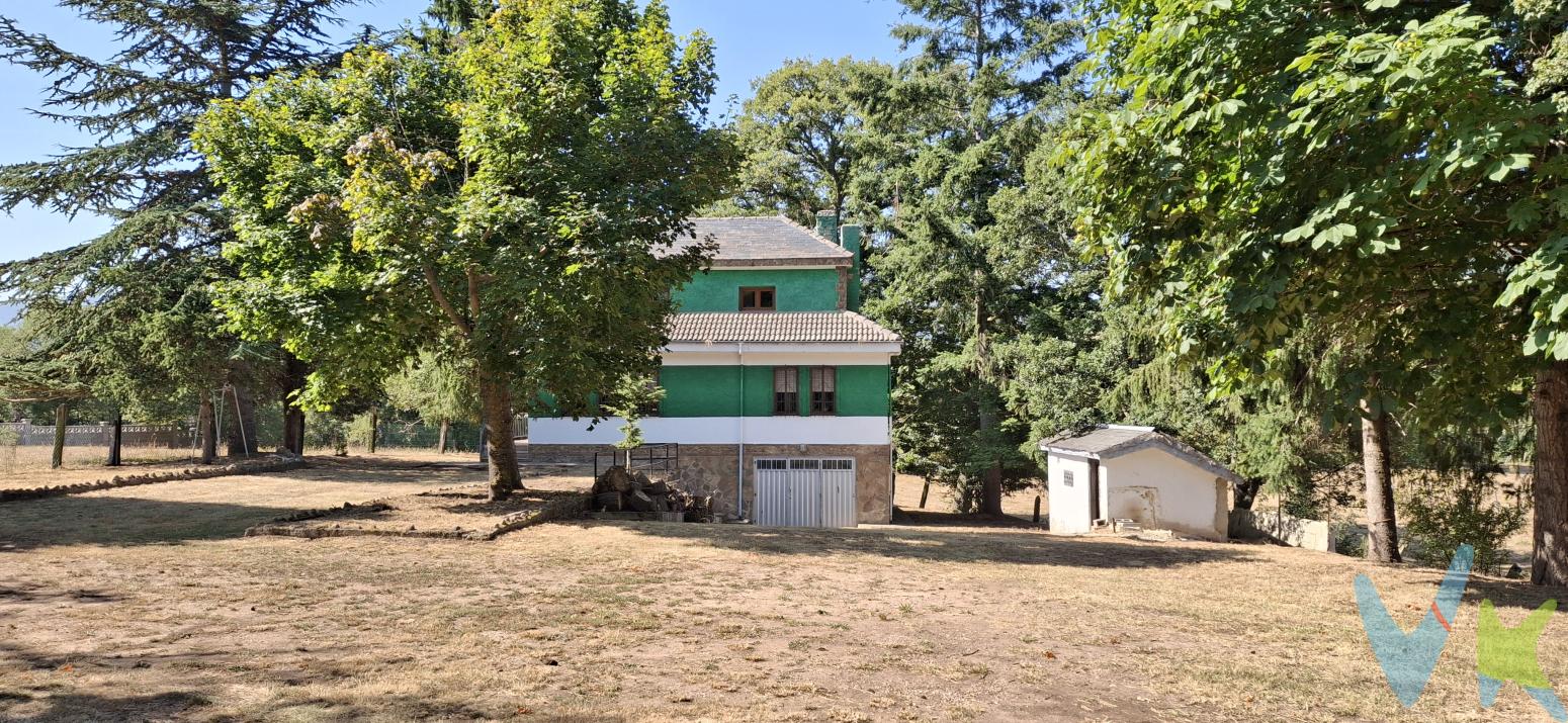Casa independiente con terreno en Hermandad de Campoo de Suso, a un paso de Reinosa y con las pistas de esquí de Alto Campoo a 20 km...Situada en una zona con innumerables atractivos turísticos como el nacimiento de río Ebro, la ciudad romana de Julióbriga, el impresionante castillo de San Vicente de Argüeso, la colegiata románica de Cervatos y el pantano del Ebro, donde se pueden practicar todo tipo de deportes náuticos...Con una parcela de más de 1.500 m2, la casa dispone de semisótano con espacio para almacén y garaje y con dos aseos. La planta principal está distribuida en dos dormitorios, un baño completo, el salón-comedor con chimenea y cocina americana y porche, en la bajo-cubierta encontramos otros dos dormitorios y una agradable galería revestida de madera y con excelentes vistas y un balcón...La propiedad está en buen estado de conservación y dispone de carpintería exterior de PVC...Es la maravillosa oportunidad de disponer de un refugio donde pasar momentos de paz y sosiego, con la comodidad de tener la ciudad a un paso con todos los servicios: tren, hospital, farmacias, bancos, supermercados, gasolineras, restaurantes, colegios, etc. ..
