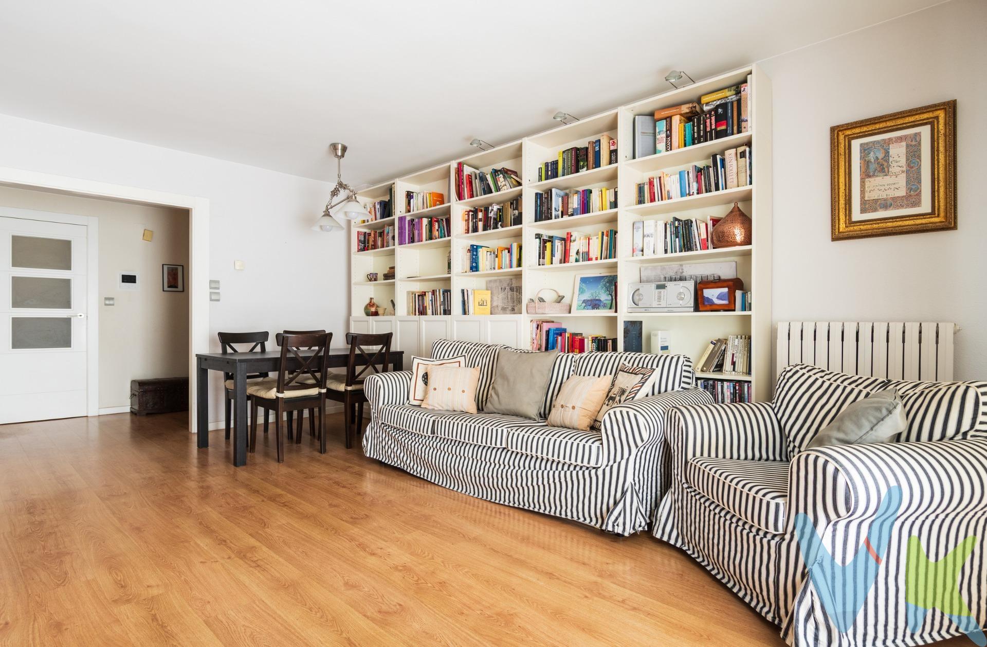 Piso en Actur de 4 DORMITORIOS, 2 baños, garaje y trastero. En la calle Antón García Abril, nos encontramos esta vivienda distribuida en un salón exterior con un balcón muy largo de orientación SUR . Frente al salón, se ubica la cocina con espacio suficiente para poner una mesa con sillas y cuenta con galería. Dispone de  4 dormitorios, ( 3 dobles y uno simple), el dormitorio principal tiene baño en suit con plato de ducha. Y cuenta también con otro baño independiente con bañera. . Vivienda reformada, los suelos son de tarima, las ventanas de aluminio con climalit y las puertas son blancas lacadas. CALEFACCION individual a gas. La finca cuenta con dos ASCENSORES, uno de ellos muy amplio. Por los cuales se accede a una plaza de GARAJE con tamaño suficiente para aparcar un coche y una moto,  y a un TRASTERO de unos 9 m2 aprox. Gastos de comunidad 70€/mes. Vivienda muy soleada debido a su orientación SUR y a ser una planta alta pero sin llegar a ser última planta. Zona muy tranquila, a escasos metros de la parada de Tranvía, de la universidad y de varios centros comerciales. Junto al colegio y centro médico de la zona. Rodeada de pequeño comercio y servicios. . Llámanos y lo visitamos!. *Vivienda sin amueblar y sin electrodomésticos. *El precio indicado no incluye impuestos, gastos de notaría, registro y honorarios de intermediación. 