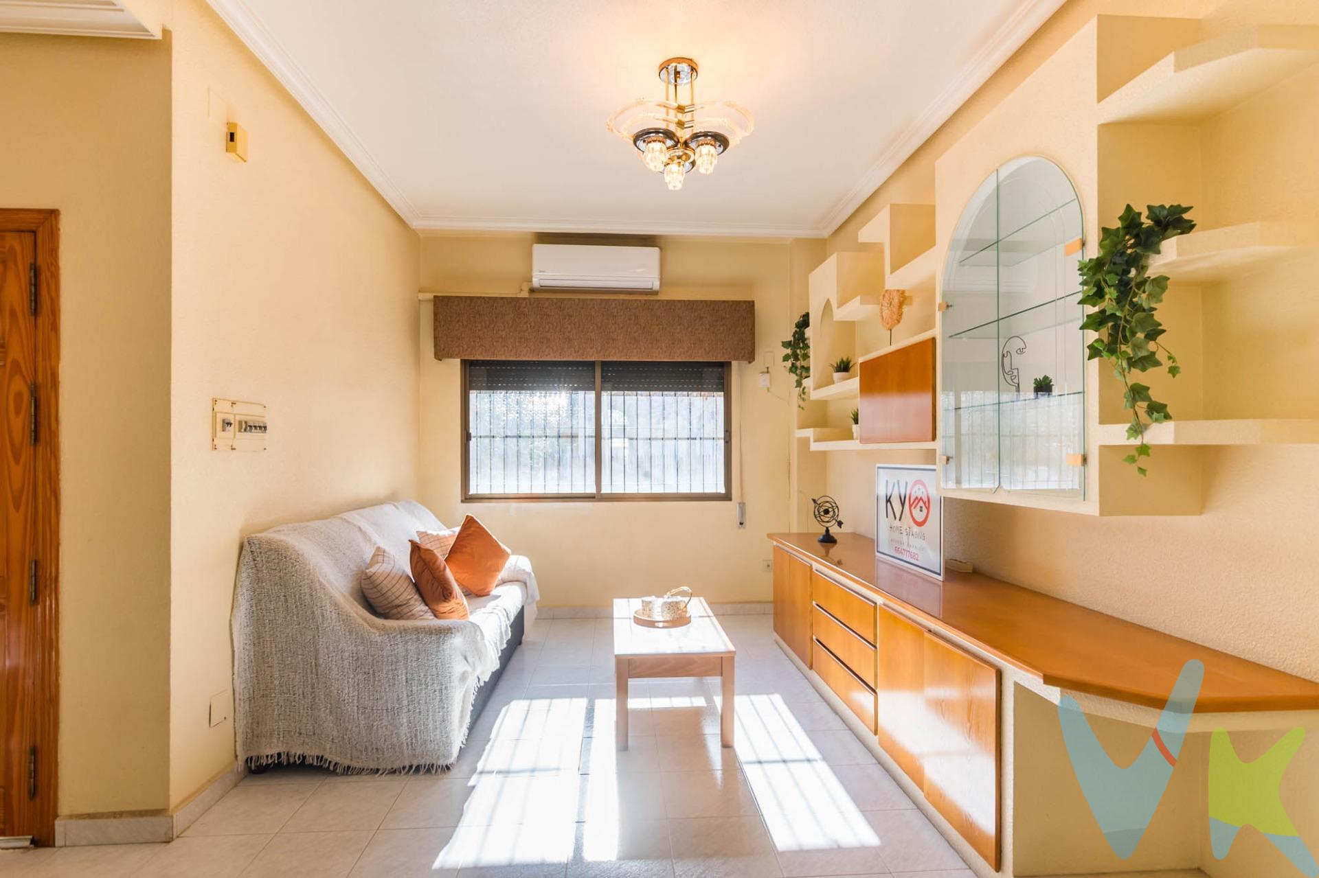 Crea el hogar que siempre has soñado en este magnífico dúplex en Sangonera la Seca, una zona tranquila y familiar, bien comunicada y con todos los servicios necesarios para el día a día. Una vivienda amplia, con excelente distribución y múltiples espacios para disfrutar en familia. Desde el primer momento, la casa transmite amplitud y funcionalidad. 🏡 Planta baja:. 🌿 Porche de entrada, ideal para relajarte al aire libre. 🛋 Salón-comedor amplio y luminoso, perfecto para reuniones y momentos en familia. 🚻 Aseo de cortesía, muy práctico para el día a día y visitas. 🚗 Garaje con acceso directo a la vivienda, con espacio suficiente para utilizarlo también como zona extra (almacenaje, gimnasio, sala de juegos, etc.). 🍽 Cocina amplia y equipada, con acceso a un patio cubierto, donde encontramos una segunda cocina, perfecta para disfrutar de cenas y reuniones en las noches de verano. 🛏 Planta superior:. 4 dormitorios amplios, bien distribuidos y todos exteriores, lo que garantiza luz natural y ventilación. Baño completo. Desde uno de los dormitorios accedemos a un balcón con salida a la terraza, un espacio adicional que aporta aún más encanto y posibilidades a la vivienda. Este dúplex destaca por sus múltiples espacios exteriores, su amplitud y su versatilidad. Una vivienda pensada para disfrutarla cada día. Si buscas espacio, comodidad y un hogar con carácter, esta es tu oportunidad. 🔑 Comercialización en multidifusión. Por mandato expreso del propietario, este inmueble se comercializa en multiexclusiva, lo que garantiza un acceso completo a la información, un servicio profesional y una gestión ordenada, sin interferencias de terceros. Si eres agente inmobiliario y tienes un cliente interesado, estaremos encantados de colaborar. Contáctanos sin compromiso. 🤝 Una compra tranquila y bien acompañada. Al contactar directamente con nosotros, evitarás molestias innecesarias a la propiedad. Nos encargamos de toda la intermediación, facilitándote la documentación, la información necesaria y un trato cercano, claro y sin complicaciones. Te informaremos con total transparencia de todos los aspectos de la compra, incluidos gastos y honorarios de agencia para que tomes decisiones con calma y seguridad. Nuestra forma de trabajar se basa en algo muy sencillo:. Calma → la tranquilidad de comprar tu vivienda con acompañamiento profesional en todo el proceso con nosotros. ℹ️ Información legal. La descripción del inmueble y las imágenes publicadas tienen carácter meramente informativo y no contractual. El precio ha sido fijado por la propiedad y podría sufrir variaciones hasta su formalización en contrato de compraventa. 💰 Gastos de la compra. •	Impuestos (ITP). o	Con bonificación: 3 %. o	Sin bonificación: 7,75 %. •	Notaría y Registro: aprox. 1.000 €. •	Honorarios de agencia: 3 % + IVA, con un mínimo de 3.000 € + IVA. (No incluidos en el precio de venta). 