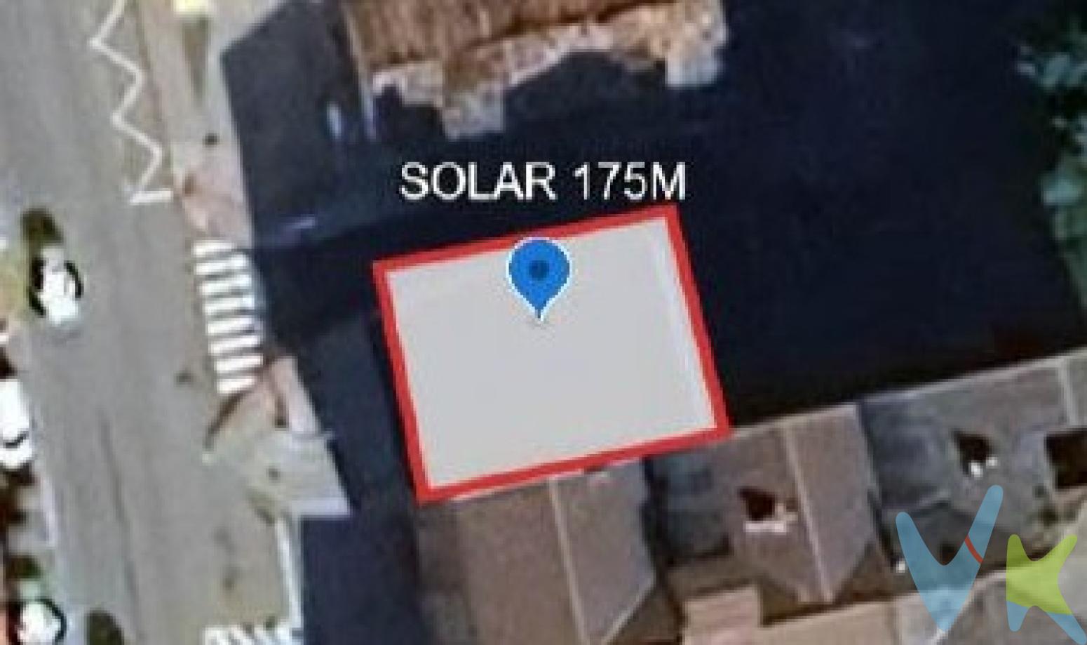 Presentamos este solar de 175 m² de superficie catastral , ubicado en una zona estratégica de Suelo Urbano Consolidado. Una oportunidad ideal tanto para promotores como para quienes buscan construir su propia vivienda a medida en un entorno con historia. +2🏡 Posibilidades del Proyecto Gracias a sus parámetros urbanísticos actuales, el suelo permite diversas tipologías de edificación:Edificio Residencial: Perfecto para un proyecto de inversión o para un grupo de amigos/familiares que deseen construir sus propias viviendas de forma conjunta.Vivienda Unifamiliar de Gran Tamaño: Una opción excepcional para quien busca una casa individual con jardín o patio en pleno casco urbano, con espacio de sobra para todas las comodidades.Proyecto Mixto: Posibilidad de habilitar la planta baja para uso comercial o servicios, manteniendo las plantas superiores para uso residencial.📐 Parámetros Urbanísticos Disponibles (Licencia Inmediata) El solar cuenta con certificado urbanístico actualizado que permite solicitar licencia de edificación de forma directa bajo las siguientes condiciones: +2Aprovechamiento Total: Hasta 350 m² construidos.Altura Permitida: Planta Baja + 2 Plantas (3 plantas en total).Edificabilidad: 2,00 m²/m² sobre la parcela neta.Estética: Al estar integrado en el Conjunto Menor de Villalegre (Nivel 2), el diseño debe respetar la armonía y estética del entorno, lo que garantiza una edificación de alto valor patrimonial y visual.✅ Ventajas DestacadasSolar Listo: Se entrega libre de edificaciones (demolido), facilitando el inicio de las obras.Ubicación: Alineado a vial público en una zona consolidada.Transparencia Total: Disponemos del Código Seguro de Verificación (CSV) municipal para que su equipo técnico pueda validar todos los datos en la sede electrónica del Ayuntamiento.PRECIO DE VENTA SIN GASTOS NI IMPUESTOS INCLUIDOS: El precio de venta no incluye gastos de notaría, registro de la propiedad, gestoría, ni el Impuesto de Transmisiones Patrimoniales (ITP) o el IVA/AJD. 