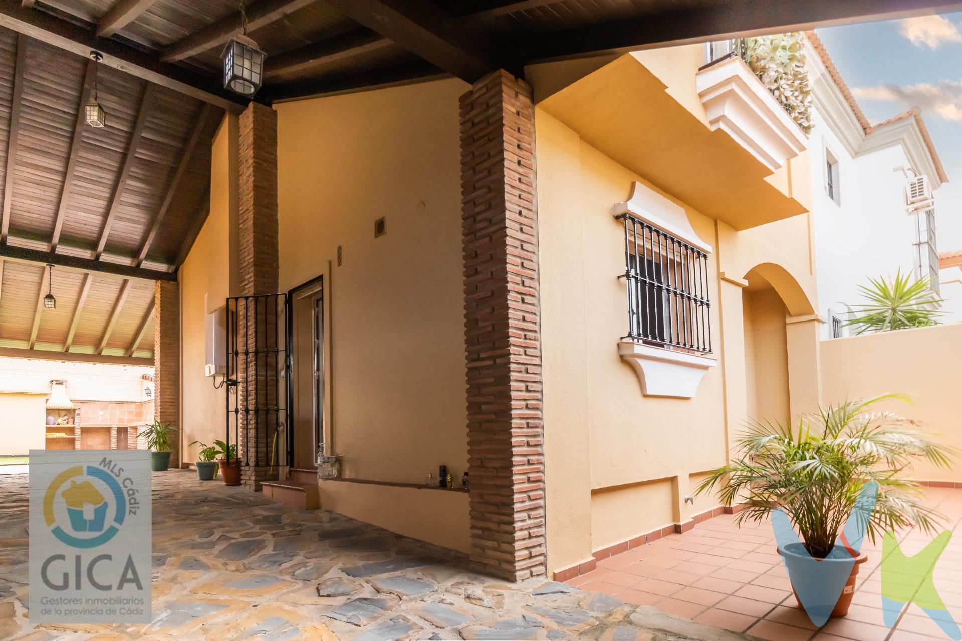 ¡Descubre la vida que siempre soñaste en esta increíble casa pareada ubicada en el vibrante barrio de La Menacha!.  Con 142 m² bien distribuidos, este hogar cuenta con una habitación doble perfecta para descansar y dos habitaciones sencillas ideales para dar rienda suelta a tu creatividad. El baño y un aseo son prácticos y funcionales, listos para adaptarse a tus necesidades diarias. Su estado es impecable, lista para entrar. Disfruta cocinando entre muebles modernos mientras te relajas al lado de la chimenea o aprovechas esos días soleados haciendo barbacoa en el jardín privado; ¡ideal para tus reuniones con amigos! Además, tendrás un patio luminoso donde disfrutar del aire libre rodeado de árboles frondosos que aportan frescura al ambiente. Este lugar también incluye extras como videoportero por tu seguridad y parking incluido —un lujo cada vez más difícil de encontrar— además estarás cerca colegios y parques perfectos si tienes peques o simplemente quieres salir a pasear. No pierdas la oportunidad de vivir aquí: ¡tu nuevo hogar te espera!. -------------------------------------------------------. Informamos a nuestros clientes que los gastos de notaría, registro, gestoría, impuestos y los honorarios de la agencia  NO están incluidos en el precio. A su vez, disponemos del documento informativo abreviado de la propiedad (según decreto 218/2005, del 11 de octubre) y de seguro de caución, para la protección del dinero entregado como señal para la reserva de una vivienda. Por mandato expreso del propietario, comercializamos este inmueble en exclusiva, lo que le garantiza el acceso a toda la información, a un servicio de calidad, un trato fácil, sencillo y sin interferencias de terceros. Por este motivo, se ruega no molestar al propietario, a los ocupantes de la propiedad o a los vecinos. Muchas gracias por su comprensión. 