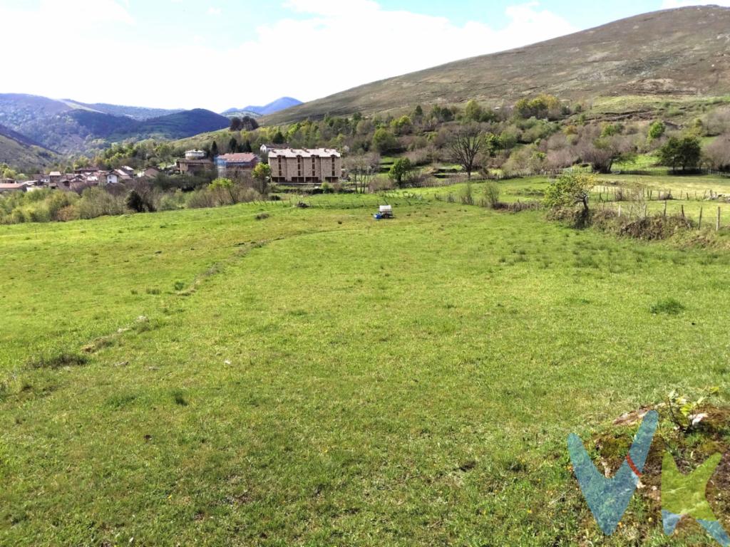 ¿Buscas un lugar donde desconectar, rodearte de naturaleza y disfrutar del aire libre en San Sebastián de Garabandal?Esta preciosa finca rústica llana, con más de 700m², ubicada en un entorno natural privilegiado, es perfecta para edificar una vivienda, previa autorización de la CROTU. También es ideal para quienes buscan un refugio en plena naturaleza, los amantes del relax, la acampada y la vida al aire libre. ya que ofrece un espacio ideal para instalar tiendas de campaña, disfrutar de una jornada de picnic bajo la sombra de los árboles o quién sabe si cultivar un huerto ecológico.La finca cuenta con vistas completamente despejadas hacia un hermoso entorno y con una bonita vista panorámica de los famosos pinos de Garabandal, lo que la convierte en un lugar perfecto para disfrutar de la naturaleza en su máximo esplendor. Además, al estar situada en una zona extremadamente tranquila, ofrece un ambiente de paz incomparable, acompañado por el relajante sonido del río de fondo.El acceso a la finca se realiza a través de servidumbre de paso, permitiendo el acceso exclusivo de vehículos destinados a actividades agrícolas, lo que garantiza la privacidad y el respeto por el entorno natural.Una opción excelente para quienes desean desconectar del ruido urbano, desarrollar proyectos agrícolas o simplemente disfrutar de la tranquilidad que ofrece esta joya rústica.¡No deje pasar esta oportunidad única de conectar con la naturaleza!