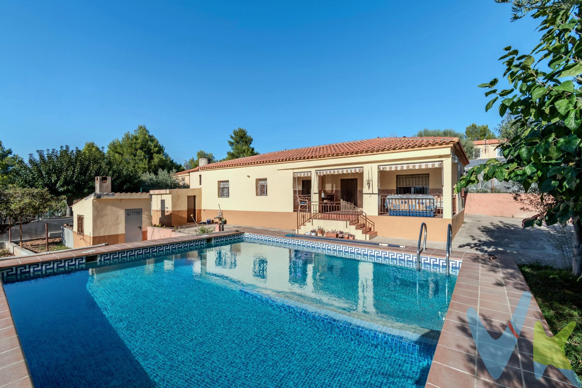 Te presentamos una excepcional casa ubicada en la carretera Alcora, ideal para quienes buscan un hogar tranquilo y confortable. Esta propiedad ofrece una superficie de construcción de 159 m² y útil de 111 m², lo que proporciona amplios espacios interiores perfectos para disfrutar en familia o recibir amigos. Con tres habitaciones dobles, puedes acomodar a tu familia sin problemas. La orientación sureste asegura luminosidad durante todo el día. La parcela tiene un generoso tamaño de 1000 m² donde encontrarás no solo una magnífica piscina privada sino también un huerto y área destinada a barbacoa; ideales para tus reuniones al aire libre. . Además, cuenta con espacio suficiente para parking dentro del terreno. Ubicada a tan solo siete kilómetros del mar, esta casa te permite disfrutar tanto del entorno natural montañoso como las playas cercanas cuando desees relajarte junto al océano. En perfecto estado 'para entrar a vivir', este inmueble es la opción perfecta si buscas confort rodeado por naturaleza.