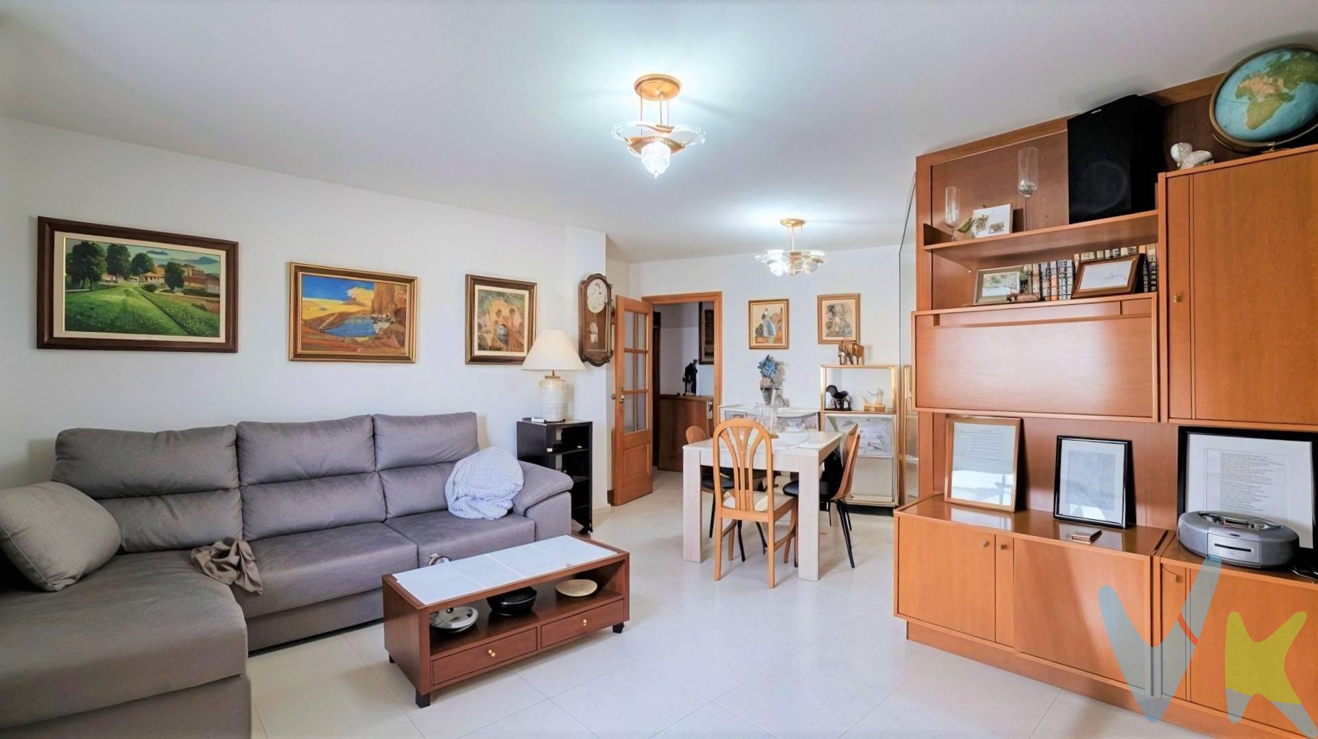 AMPLITUD Y PRACTICIDAD EN SANT BERNAT CALBÓ. Les ofrecemos, en exclusiva, esta vivienda de 100 m² que destaca por su generosa superficie y una distribución muy funcional, ideal para disfrutar de un hogar preparado para entrar a vivir. La vivienda se sitúa en un edificio muy bien cuidado, con una comunidad de vecinos excelente, y cuenta con la siguiente distribución y equipamiento:. - Salón luminoso con acceso a un balcón actualmente cerrado con correderas, fácilmente convertible en espacio abierto. - Tres espaciosos dormitorios, todos ellos equipados con armarios de gran capacidad, disponiendo de mucho espacio de almacenaje. - Baño completo con ducha. - Cocina práctica con salida a una galería habilitada como zona de lavandería. - Calefacción de gas natural con elementos en todas las estancias. - Suelos de gres. - Carpintería exterior de aluminio. Por si fuera poco, el inmueble se ubica en  una zona con todos los servicios y que, además, conecta con las salidas de la ciudad.. Un piso pensado para quienes buscan amplitud y confort. No lo duden y contáctennos para realizar una visita, les atenderemos encantados. VIVIENDA VPO. 