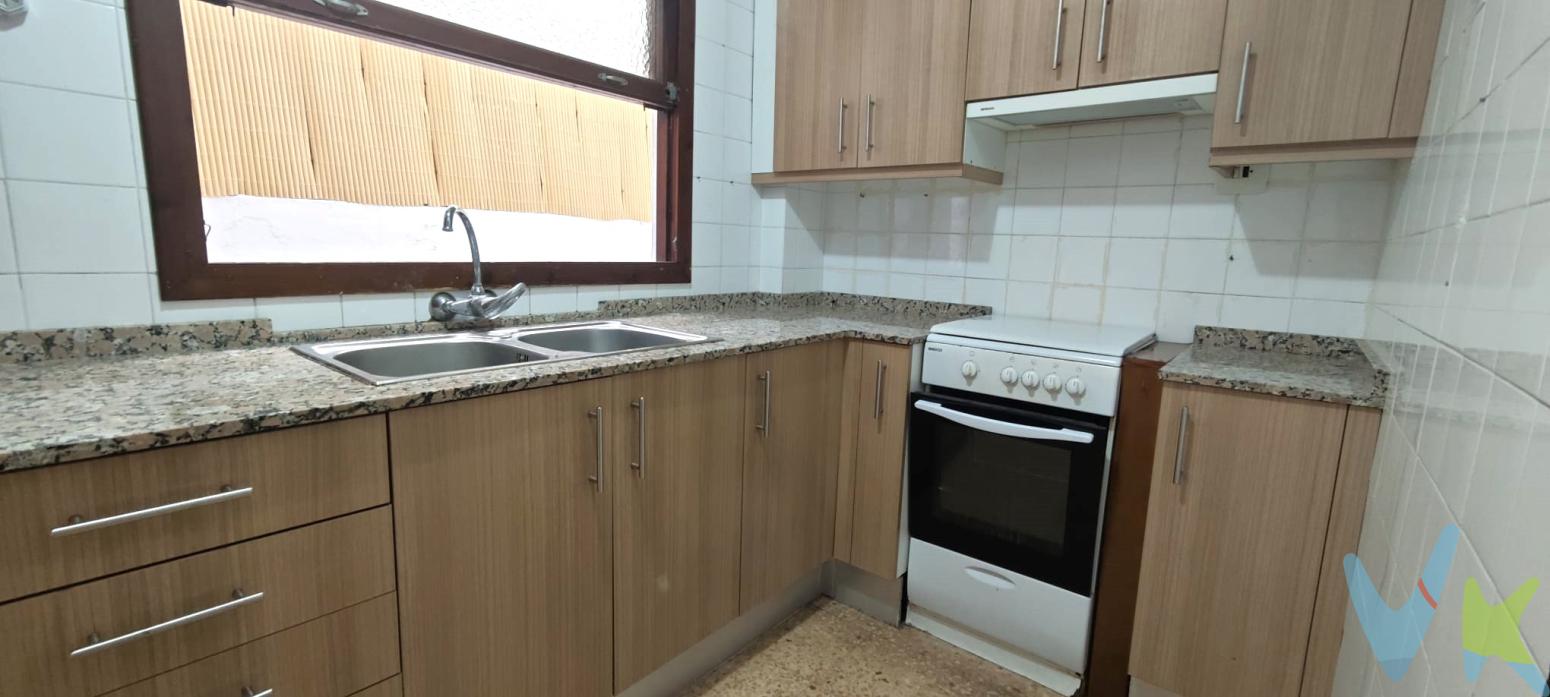 PRIMER GRUPO Vivendia presentamos este magnífico piso en la encantadora zona de El Alborgí, Paterna. Situado en la primera planta de un edificio consolidado, construido en 1970, este inmueble ofrece la perfecta combinación de comodidad y potencial. Cuenta con 75 metros construidos y 68 metros útiles, distribuidos de manera eficiente para aprovechar al máximo cada rincón.El diseño de este piso incluye tres amplias y luminosas habitaciones, ofreciendo el espacio necesario para adaptarse a diferentes necesidades, ya sea para una familia, pareja o incluso como una excelente inversión. Las estancias se presentan con una distribución práctica que facilita tanto la vida diaria como el disfrute del hogar.Una de las joyas de esta propiedad es su acogedor balcón. La orientación del inmueble garantiza una buena entrada de luz natural, proporcionando un ambiente cálido y agradable en todas las estaciones del año.En términos de accesibilidad, este piso está excelentemente situado. La cercanía con la estación de metro facilita los desplazamientos en transporte público, brindando conexión directa con Valencia y otros municipios cercanos. Además, el servicio de autobuses está a pocos pasos, lo cual asegura una buena comunicación y el poder llegar a cualquier punto de la ciudad con facilidad.El barrio de El Alborgí es conocido por su atmósfera amigable y tranquila. La zona cuenta con una amplia selección de servicios que hacen del día a día una experiencia cómoda y sin complicaciones. Supermercados, tiendas, centros educativos y de salud, junto con áreas verdes y parques, se encuentran a su alrededor, enriqueciendo el entorno con todo lo necesario.El edificio, aunque de construcción clásica, se ha mantenido en buenas condiciones gracias a una comunidad de vecinos atenta y cuidadosa. El ambiente vecinal es acogedor y apacible, ideal para quienes buscan tranquilidad y un sentido de comunidad en su entorno diario.Este piso representa una inversión segura. Su ubicación estratégica, junto con el potencial de personalización de las estancias, lo convierten en una opción atractiva no solo para vivir, sino también como inversión con excelentes perspectivas de revalorización.Invitamos a los interesados a coordinar una visita para conocer de primera mano el potencial de este increíble inmueble. Pocas veces se presentan oportunidades como esta, donde la funcionalidad y el encanto se combinan tan perfectamente. No deje pasar la oportunidad de explorar este piso y experimentar la calidad de vida que ofrece la zona de El Alborgí.Visítelo y descúbralo usted mismo. El sueño de encontrar un hogar acogedor y accesible en Paterna está a su alcance. Contáctenos para brindarle más detalle y asesoría en este proceso. La llave de su próximo hogar podría ser esta, donde cada metro cuenta y cada esquina invita a crear memorias.El precio no incluye gastos de notaría, gestoría y registro de la propiedad, que se concretarán según su arancel profesional; los impuestos aplicables, a determinar según su normativa específica; los gastos de financiación, en su caso; ni los gastos de agencia inmobiliaria en las condiciones que se pacten con ésta.