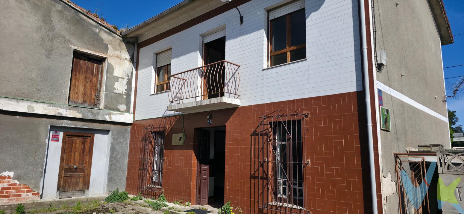 ¿Buscas un lugar donde la imaginación no tenga límites? Te presentamos una joya oculta en Santa Cruz de Bezana, a un susurro de Santander: una casa de dos plantas que clama por ser transformada en el refugio perfecto para tu vida. Imagina despertar cada mañana en un espacio diseñado a tu medida:  * Espacios que inspiran: 340 metros cuadrados te esperan, listos para convertirse en el escenario de tus mejores momentos. Visualiza salones bañados de luz, cocinas donde los aromas cuentan historias y dormitorios que invitan al descanso.  * Un jardín para el alma: 817 metros cuadrados de lienzo verde, donde tus sueños de paisajismo pueden florecer. Imagina tardes de sol, risas al aire libre y la posibilidad de crear tu propio edén personal.  * El encanto de lo auténtico: El hueco en el ático, un espacio con alma, aguarda tus ideas más creativas. ¿Un estudio? ¿Una sala de juegos? ¿Un rincón secreto para la lectura?  * Vida en Bezana, un equilibrio perfecto: Vive la tranquilidad de Santa Cruz de Bezana, con la comodidad de tener todos los servicios a tu alcance, y la cercanía de Santander. Playas como las de Liencres o Soto de la Marina, te esperan a pocos minutos de tu casa. Esta no es solo una casa, es una promesa:  * Una promesa de tardes de verano en tu propio jardín, rodeado de quienes más quieres.  * Una promesa de cenas inolvidables en una cocina diseñada para celebrar la vida.  * Una promesa de crear un hogar que refleje tu estilo y personalidad. Deja que esta propiedad te inspire:  * Inversores visionarios: Aquí encontrarán un proyecto con un potencial de revalorización inigualable.  * Familias que buscan un hogar: Aquí crearán recuerdos que durarán toda la vida.  * Amantes del diseño: Aquí tendrán el lienzo perfecto para plasmar su creatividad. No dejes pasar esta oportunidad de convertir tus sueños en realidad. ¡Ven a descubrir el potencial de esta casa y empieza a escribir tu propia historia! 