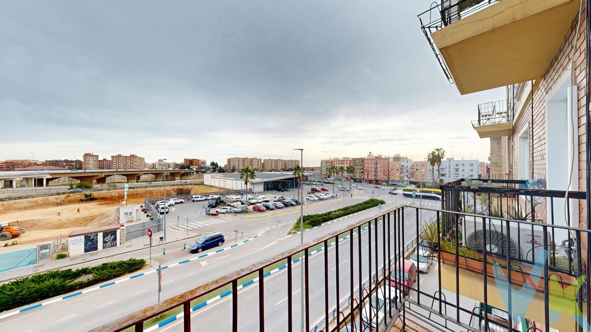 Impresionante Piso Reformado en Chirivella: 3 Habitaciones, Amplio y Luminoso por un Precio Increíble. ¡Una oportunidad única en Chirivella! Este precioso piso totalmente reformado te sorprenderá por su espaciosa distribución y su luminosidad. Ubicado en una zona tranquila y bien comunicada, este hogar te ofrece el confort y la calidad que buscas, a un precio inmejorable. Características destacadas:. - Gran salón-comedor: Disfruta de un comedor amplio y lleno de luz natural, gracias a los grandes ventanales que conectan el interior con el exterior. Un espacio perfecto para pasar tiempo en familia o recibir visitas, con una atmósfera moderna y acogedora. - Cocina independiente de estilo contemporáneo: La cocina ha sido diseñada para ofrecerte máxima comodidad. Amplia, moderna y totalmente equipada, con zona de lavandería separada y amplios armarios para un almacenamiento óptimo. El espacio ideal para que disfrutes de tus momentos culinarios. - 3 habitaciones generosas: El piso cuenta con tres habitaciones amplias, todas con ventanas de gran tamaño que permiten la entrada de luz natural, creando un ambiente cálido y relajante. Perfectas para adaptarse a tus necesidades, ya sea como dormitorios, despacho o zona de estudio. - Baño completamente renovado: El baño ha sido reformado con materiales de alta calidad, con un diseño moderno y funcional, que incluye una amplia ducha de estilo contemporáneo y acabados de primera, ofreciendo un espacio perfecto para tu bienestar. ¿Por qué elegir este piso?. - Ubicación inmejorable: Situado en el centro de Chirivella, tendrás todos los servicios a tu alcance: transporte público, colegios, centros comerciales, y la proximidad a Valencia para disfrutar de lo mejor de la ciudad, pero en una zona más tranquila y accesible. - Reformado con materiales de calidad: El piso ha sido renovado con mucho detalle y cuidado, garantizando que cada rincón ofrezca confort y funcionalidad, listo para mudarse sin necesidad de realizar ningún tipo de obra. [- Excelente relación calidad-precio: Esta es tu oportunidad de conseguir una vivienda amplia, moderna y luminosa, a un precio increíble para la zona. Es la opción ideal para aquellos que buscan calidad sin comprometer su presupuesto. - Ideal para familias o como inversión: Su distribución espaciosa lo hace perfecto para familias o incluso como propiedad de inversión. Su ubicación, en un área con alta demanda, promete una excelente rentabilidad a largo plazo. ---. ¡No dejes pasar esta oportunidad! Un piso reformado con todas las comodidades y a un precio excepcional. Contáctanos hoy mismo para más información y para agendar tu visita. 