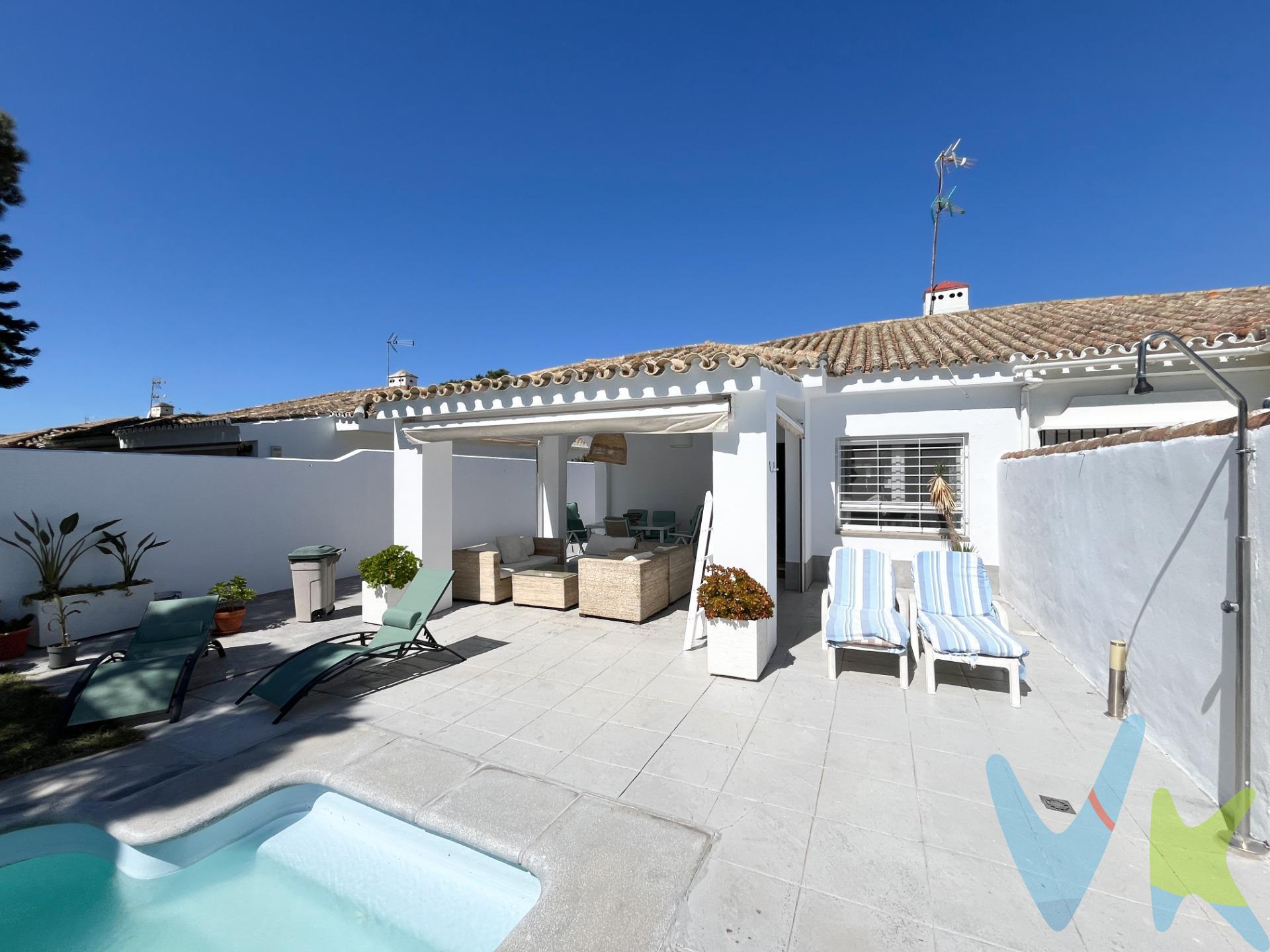 Chalet pareado en excelente zona residencial a 800 metros de la playa (Coto La Campa). Vivenda de 137 m2 en parcela de 400 m2. Impecable estado (reformado en su totalidad recientemente). Todo en planta baja. Tres dormitorios con armarios empotrados y tres baños completos (dos de ellos en suite). Uno de los dormitorios y baños en apartamento separado de la vivienda. Cocina independiente completamente amueblada y equipada, con clistalera al salón. Amplio porche delantero con toldos dando a zona de piscina .. dos trasteros, espacio para el coche dentro de la parcela ... Aire acondicionado en salón y uno de los dormitorios, ventanas PVC Kömmerling, tarima, perlita, mosquiteras en toda la vivienda, fibra óptica ... . Todo ello a escasos minutos caminando de la playa y junto a todo tipo de servicios . Visítenla sin compromiso... será un placer atenderles. En cumplimiento del Decreto de la Junta de Andalucía 218/2005 del 11 de Octubre, se informa al cliente que los gastos notariales, registrales, impuestos, honorarios de la agenc..(Ver más)