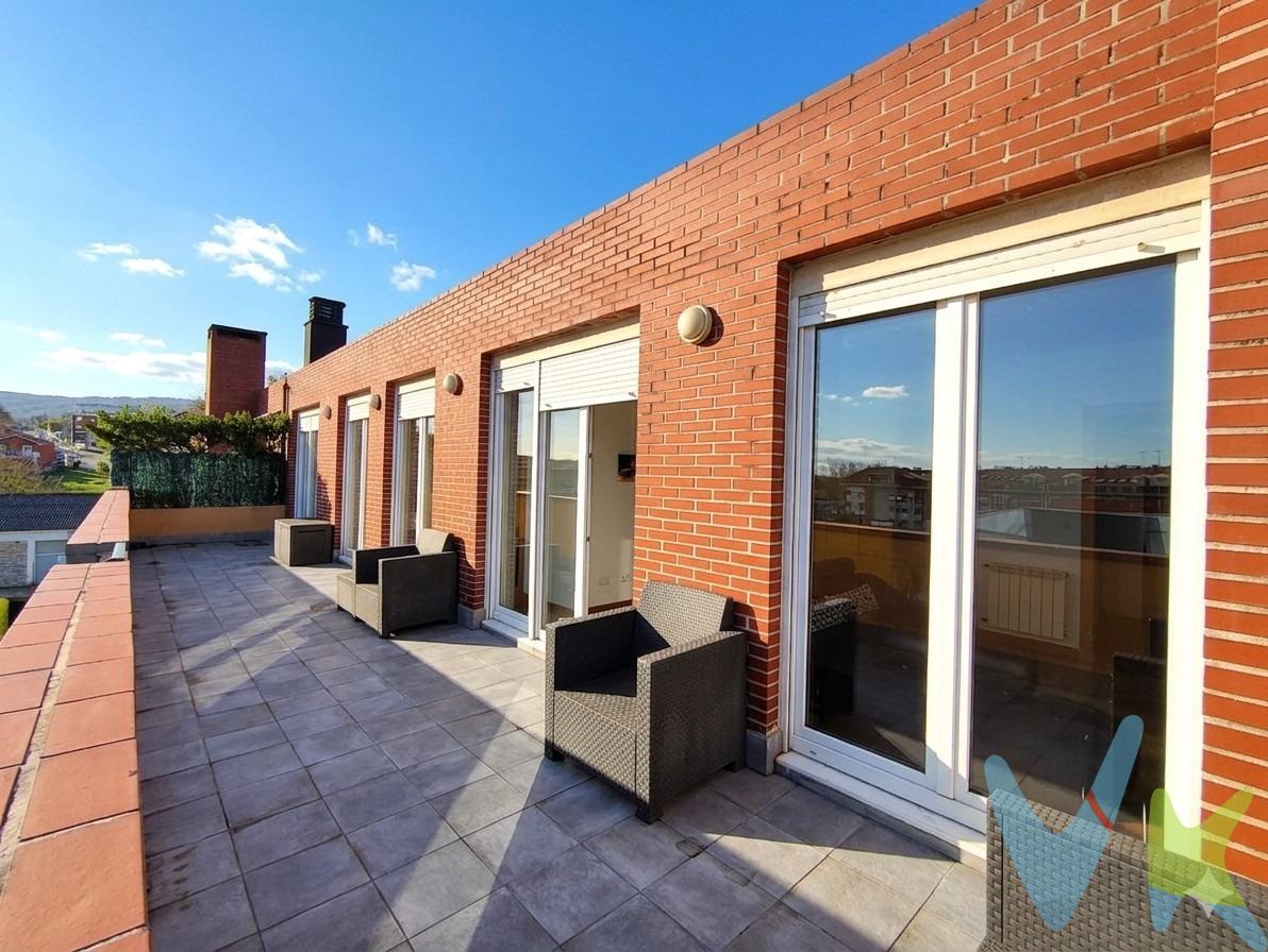 Apartamento con gran terraza, garaje y piscina en urbanización privada. Te presentamos esta magnífica vivienda de 2007 situada en una cuidada urbanización privada con piscina, a tan solo 10 minutos de las playas del Sardinero y con acceso inmediato a la autovía. La vivienda destaca por su espectacular terraza de 30 m², tan extensa como el largo de la vivienda lo que permite salir a ella desde casi todas las estancias, aportando una sensación de amplitud y conexión con el exterior única. Cuenta con una distribución muy cómoda y funcional con un dormitorio con baño completo, salón con cocina abierta, y un aseo. Todas sus estancias con ventana, incluidos los baños. Construido con materiales de calidad, en edificio de ladrillo caravista, ofrece una excelente luminosidad durante todo el día y vistas despejadas. Incluye plaza de garaje y se encuentra en una zona muy bien comunicada, con tren cercano y todos los servicios al alcance: supermercados, farmacias, bares y más. A escasos metros de la salida a la autovía. Una vivienda ideal para quienes buscan comodidad, luz natural, espacio exterior y buena ubicación sin renunciar a la tranquilidad de una urbanización privada. Los Impuestos, gastos de notaria y registro no están incluidos en el precio.