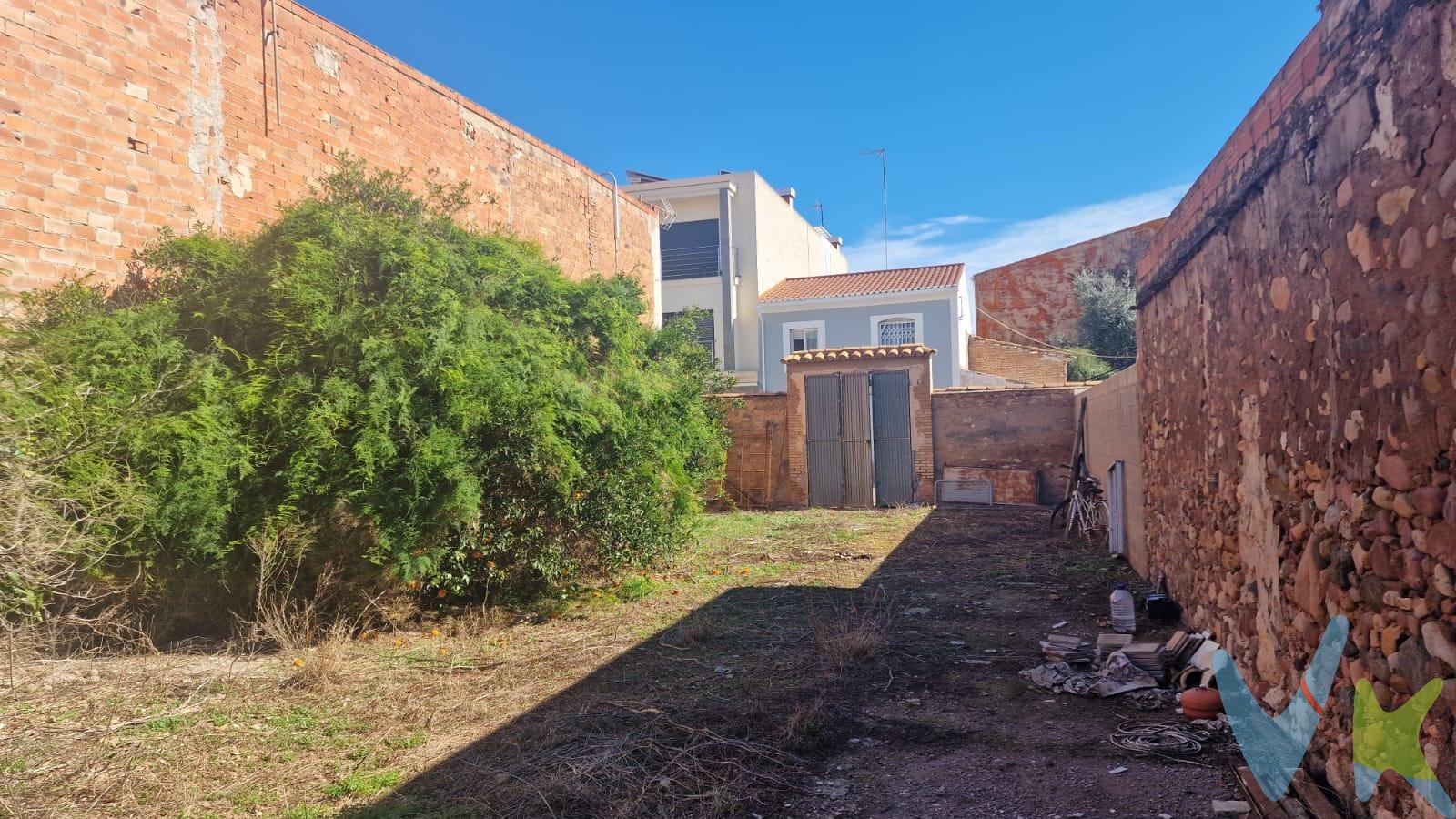 Se pone a la venta un excelente solar urbano de 272 m² de superficie, ubicado en una zona estratégica y consolidada del casco urbano de Moncofa. Esta parcela destaca por su versatilidad, ubicación y conectividad.Combina la tranquilidad de vivir en el pueblo con una logística envidiable, conexión rápida y sencilla a la autovía A-7 y AP-7, facilitando los desplazamientos hacia Castellón o Valencia .A escasos minutos a pie del supermercados, lo que garantiza comodidad en el día a día. Situado en una zona  residencial tranquila con vecinos de toda la vida y servicios básicos a la mano, permitiendo disfrutar de la vida social del pueblo sin necesidad de coche y a poco minutos de la playa. Gastos de notaria, registro, gestoría , honorarios inmobiliaria e impuesto no incluidos. Agencia inscrita en el registro de agentes de intermediación inmobiliaria de la Comunidad Valenciana RAICV0832. Por mandato expreso del propietario, comercializamos este inmueble en exclusiva compartida, lo que garantiza un servicio de calidad, un trato fácil y personalizado. Por este motivo se ruega no molestar al propietario, o a los vecinos. Si eres una agencia, llámanos colaboraremos contigo. Muchas gracias. Este anuncio no es vinculante, puede contener errores, se muestra a título informativo y no contractual. An excellent 272 m² urban plot is now for sale, located in a strategic and well-established area of ​​Moncofa town center. This plot stands out for its versatility, location, and connectivity. It combines the tranquility of village life with enviable logistics, offering quick and easy access to the A-7 and AP-7 highways, facilitating travel to Castellón or Valencia. Just a few minutes' walk from the Mercadona supermarket, ensuring daily convenience. Situated in a quiet residential area with long-time residents and essential services nearby, it allows you to enjoy the town's social life without needing a car and is just minutes from the beach. Notary, registration, administrative, real estate agent fees, and taxes are not included. Agency registered with the Valencian Community's Register of Real Estate Agents RAICV0832. By express mandate of the owner, we are marketing this property on a shared exclusive basis, guaranteeing quality service and a friendly, personalized approach. For this reason, please do not disturb the owner or the neighbors. If you are an agency, call us; we would be happy to collaborate with you. Thank you very much. This advertisement is not binding, may contain errors, and is shown for informational purposes only. 