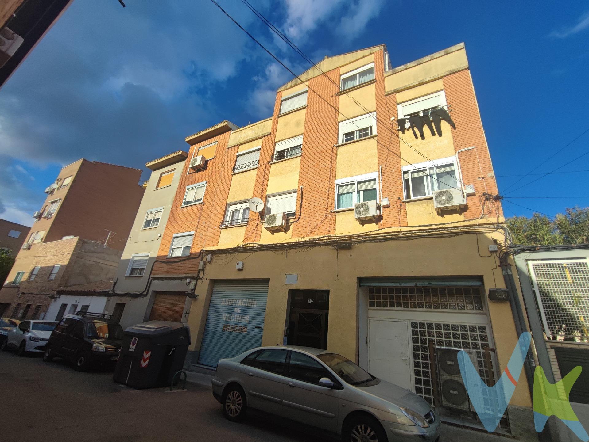 ¡Descubre este encantador ático en venta que te ofrece la oportunidad de vivir en un espacio único y acogedor! Con 67 m² construidos y 62 m² útiles, este inmueble cuenta con dos dormitorios ideales para disfrutar de la tranquilidad y el descanso. El salón-cocina es perfecto para compartir momentos inolvidables, y su acceso a una terraza de 11 m² te permitirá disfrutar de las vistas y del aire libre en tu propio hogar. La calefacción individual a gas y el split frío/calor en el salón garantizan un ambiente confortable durante todo el año. Aunque el ático es de segunda mano y requiere algunas reformas, su potencial es innegable. Ubicado en una finca sin ascensor, este espacio se encuentra en la tercera planta, ofreciendo una perspectiva única de la ciudad. No te pierdas la oportunidad de visitar este ático a través de una experiencia virtual 360º, donde podrás explorar cada rincón antes de decidirte. ¡Ven a verlo y empieza a imaginar tu nuevo hogar!. El precio indicado no incluye impuestos, gastos de notaría, registro y honorarios de intermediación.