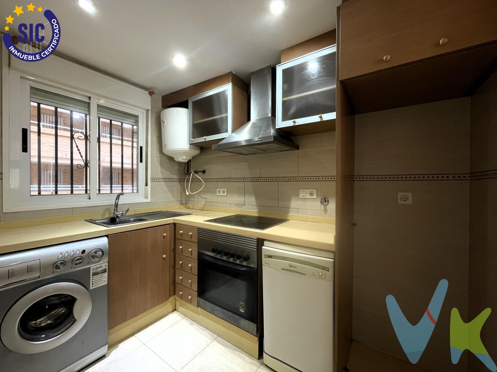 Descubre este acogedor apartamento situado en la prestigiosa zona de Marina d’Or, Oropesa del Mar, una excelente oportunidad tanto como segunda residencia para disfrutar de escapadas junto al mar, como para inversores que buscan rentabilidad o para quienes desean retirarse y vivir todo el año en un entorno tranquilo y confortable. La vivienda está distribuida de manera funcional en dos amplias habitaciones dobles y dos baños completos, uno de ellos en suite, ofreciendo comodidad y privacidad tanto para estancias cortas como prolongadas. El salón es luminoso y acogedor y se abre a una terraza privada ideal para relajarse, desayunar al sol o disfrutar del clima mediterráneo, mientras que su orientación sureste garantiza una excelente entrada de luz natural durante gran parte del día, creando ambientes cálidos y agradables en cualquier época del año. Ubicado en un residencial cerrado, el apartamento dispone de piscina comunitaria y zonas infantiles, lo que lo convierte en una opción muy atractiva para familias y para el alquiler vacacional, incrementando su potencial como inversión segura y con alta demanda. La zona cuenta con supermercados, restaurantes y servicios de restauración, lo que permite disfrutar del día a día con total comodidad sin necesidad de desplazamientos largos. Además, se encuentra muy próximo al núcleo urbano de Oropesa del Mar, donde se concentran todos los servicios esenciales como centros médicos, comercios, transporte y administración, combinando la tranquilidad de una zona residencial con la cercanía a todo lo necesario. La propiedad incluye plaza de parking privada, aportando un valor añadido imprescindible tanto para el día a día como para estancias vacacionales o alquileres. En excelente estado y listo para entrar a vivir, este apartamento reúne todas las características necesarias para disfrutar de una vida tranquila junto al mar o para obtener rentabilidad desde el primer momento. (*) Cláusula de Transparencia y Desglose de Gastos. En cumplimiento de las obligaciones de información previstas en la Ley 10/2025, de 28 de diciembre, de servicios de atención a la clientela y transparencia, así como en la normativa sectorial vigente, se hace constar que el precio indicado no incluye los gastos e impuestos inherentes a la adquisición, los cuales se desglosan a continuación:. - Impuesto sobre Transmisiones Patrimoniales (ITP): Se aplicará el tipo impositivo vigente en la Comunidad Valenciana, generalmente el 10%, sin perjuicio de tipos reducidos aplicables según las circunstancias personales del comprador o las características del inmueble. El impuesto se devenga sobre el Valor de Referencia Catastral o el precio de venta, aquel que resulte superior. Para una información exhaustiva sobre el funcionamiento, tipos impositivos y bonificaciones del ITP, puede consultar el portal oficial de la Agencia Tributaria autonómica en el siguiente enlace: www.atv.gva.es/es/itpajd. - Gastos de Notaría: Los honorarios notariales se calcularán conforme al arancel oficial regulado en el Anexo I, del Real Decreto 1426/1989, de 17 de noviembre, por el que se aprueba el arancel Notarial. - Gastos de Registro: La inscripción en el Registro de la Propiedad se facturará según el arancel oficial establecido en el Anexo I, del Real Decreto 1427/1989, de 17 de noviembre, por el que se aprueba el arancel de los Registradores de la Propiedad. - Gastos de Gestión: Los honorarios por la tramitación administrativa, liquidación de impuestos e inscripción registral, en el supuesto de ser a cargo de la agencia inmobiliaria, ascienden a 302,50 € (IVA incluido). - Honorarios Agencia del Vendedor: incluidos en el precio publicado. - Honorarios Agencia del Comprador: Se informa que eventualmente podrían existir honorarios profesionales a cargo del adquirente, en aquellos casos en que se hubieran contratado previamente los servicios específicos del encargo de compra y en ningún caso estarán vinculados al precio.