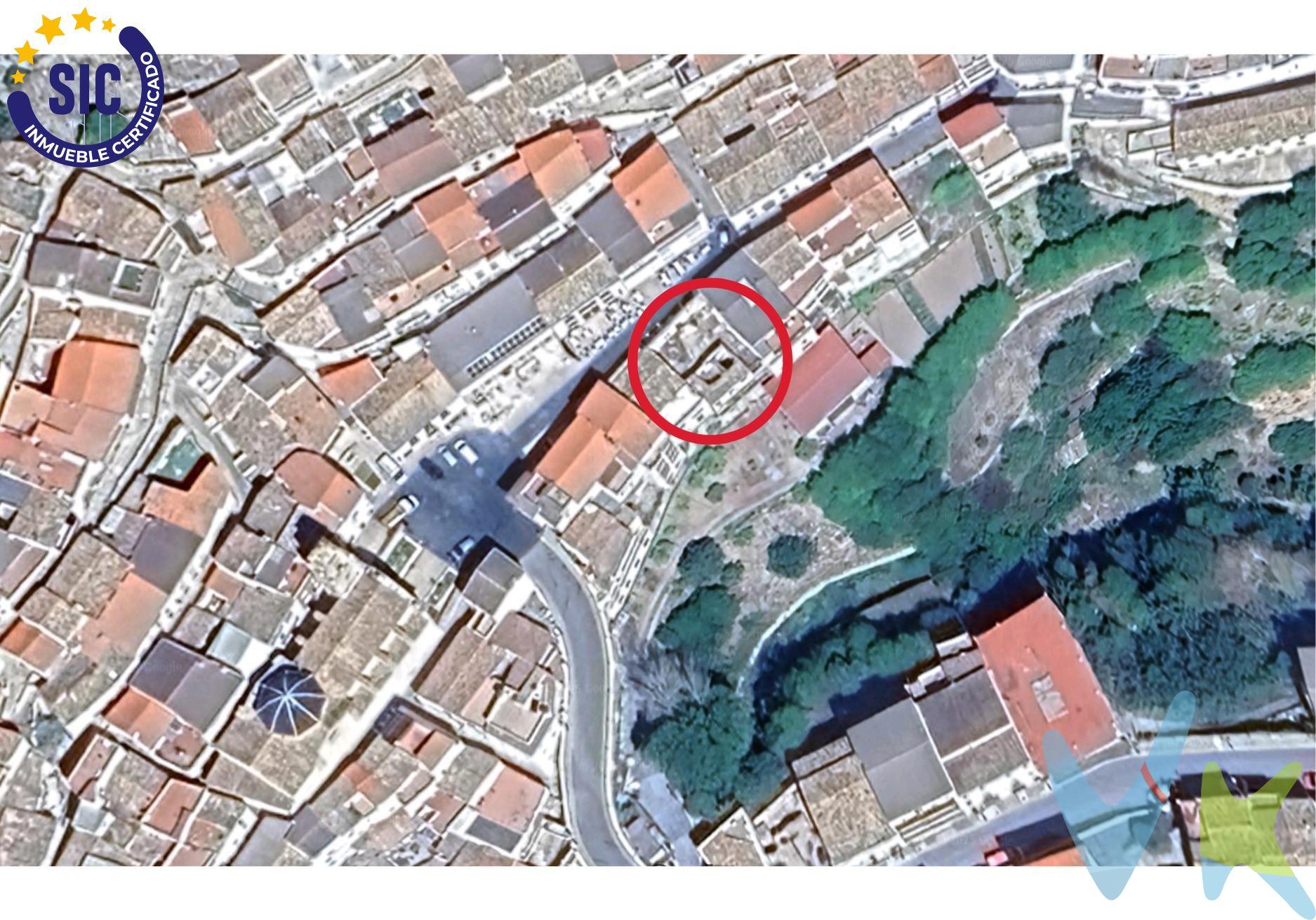 Terreno Urbano con Proyecto Básico en Venta – Oportunidad de Inversión en Cortes de Pallás. Se ofrece en exclusiva un terreno urbano de 167 m² situado en pleno núcleo urbano de Cortes de Pallás, una localidad en auge tanto por su atractivo turístico como por el creciente desarrollo de infraestructuras energéticas en la zona. El terreno se vende con un proyecto básico que contempla la construcción de un edificio con 9 viviendas y locales comerciales en planta baja. La edificación proyectada da frente a la plaza principal, donde la normativa urbanística permite planta baja más dos alturas. Además, la fachada posterior del edificio da a un barranco, lo que ofrece la posibilidad de desarrollar niveles adicionales por debajo del nivel de acceso desde la plaza, incrementando así la edificabilidad efectiva y el potencial de rendimiento de la promoción. Características principales:. ●	Superficie del solar: 167 m². ●	Proyecto básico incluido: 9 viviendas + locales comerciales. ●	Frente a la plaza, con posibilidad de edificar PB + 2 alturas. ●	Posibilidad de niveles adicionales en la fachada trasera (vistas al barranco). ●	Zona con alta demanda de vivienda por turismo y trabajadores desplazados. ●	Emplazamiento estratégico en entorno natural y con todos los servicios. Cortes de Pallás es una localidad con gran encanto natural, ideal para turismo rural, senderismo y actividades de montaña. La reciente implantación de proyectos energéticos está atrayendo a numerosos trabajadores a la zona, generando una demanda estable de alojamiento. Una oportunidad ideal para promotores e inversores que buscan un proyecto listo para desarrollar con alto potencial de rentabilidad tanto en alquiler turístico como residencial. . La descripción del presente inmueble e imágenes tienen mero carácter informativo y en ningún caso carácter contractual, pudiendo ser modificados por la inmobiliaria comercializadora sin que ello implique responsabilidad alguna frente a terceros. En el precio de venta a público, esta propiedad NO incluye los gastos de adquisición (Notario, registro, gestión, honorarios, etc…).