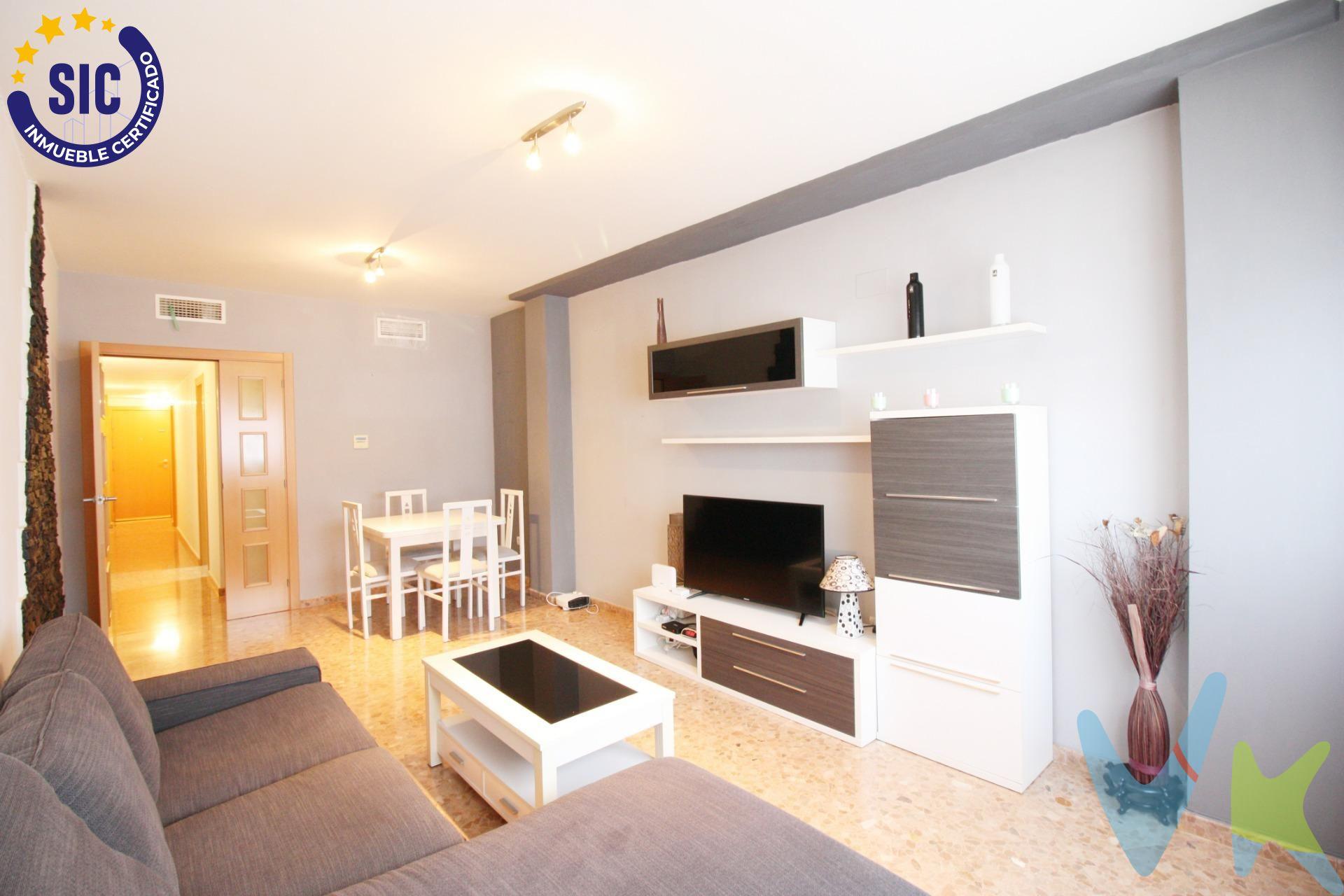 Piso seminuevo con garaje y aire por conductos en Montserrat – listo para entrar a vivir. Te presentamos esta vivienda seminueva (año 2009) situada en una de las zonas más demandadas de Montserrat, ideal tanto como hogar habitual como inversión, ya que se encuentra libre y disponible de inmediato. La vivienda cuenta con 87 m² muy bien distribuidos, ofreciendo dos amplias habitaciones con excelente entrada de luz natural y dos baños completos, una distribución cómoda y funcional poco habitual en pisos de este tamaño. El salón comedor, luminoso y acogedor, es perfecto para el día a día. La cocina independiente, totalmente equipada, dispone de galería, aportando un espacio extra muy práctico para almacenaje y zona de lavado. Entre sus calidades destacan el aire acondicionado por conductos, que garantiza una climatización uniforme durante todo el año, y el edificio con ascensor, asegurando comodidad y accesibilidad. Además, la vivienda incluye plaza de garaje, un valor añadido imprescindible en la zona. Ubicada en un entorno consolidado, con todos los servicios a su alcance: comercios, transporte público, centros educativos y zonas verdes. Los datos e información contenida en este anuncio no son vinculantes sino meramente informativos, la oferta está sujeta a cambios de precio, textos, fotos o cualquier otro contenido inesperado, la inmobiliaria se reserva el poder de modificarlo en cualquier momento. La venta de esta vivienda se gestiona mediante contrato de EXCLUSIVA COMPARTIDA por lo que se trabaja con más de 150 Inmobiliarias. Los gastos de la venta tales como notaría, registro y honorarios no están incluidos en el precio. 