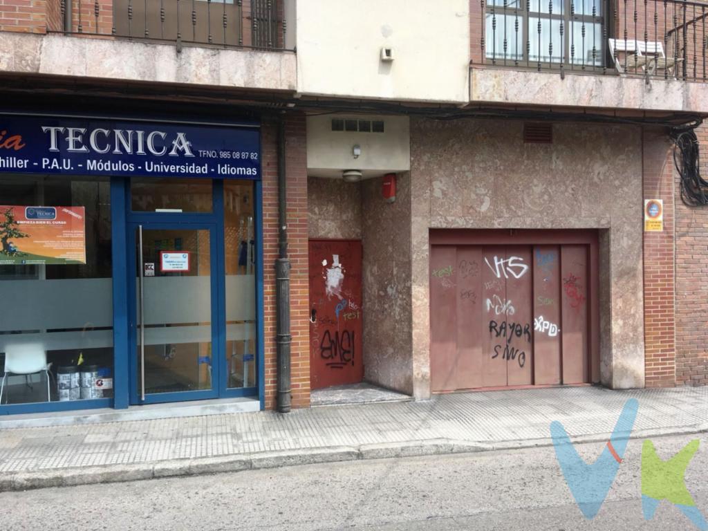 Venta de plaza de garaje en Oviedo. Situada en la calle Rayo, en la zona de la Tenderina. En planta de sótano. Ocupa una superficie de 12,83 m2 útiles. Amplia. Buena zona de acceso.