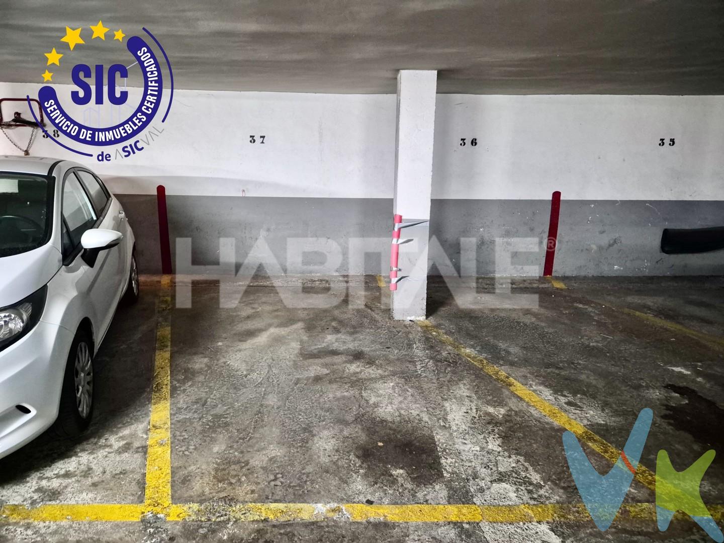 Habitale presenta en exclusiva esta plaza de garaje en venta ubicada en Poblats Marítims, Valencia. Tiene dos accesos (tanto de entrada como de salida): el primero en C. Professor Vicente Llorens Castillo; y, el segundo en C. Méndez Nuñez.

Se sitúa en el sótano -1 del edificio con acceso cómodo mediante dos alternativas de rampa de entrada y salida. Su disposición en espiga facilita la maniobra, haciendo más cómoda tanto la salida como el estacionamiento. 

Cuenta con 11 m2 (medidas aproximadas de 2,45 x 4,3), con capacidad para coche de tamaño mediano. La plaza de garaje objeto de venta es la señalada en la fotografía del anuncio.

Una opción ideal para quienes buscan mayor comodidad en su día a día y disponer siempre de un lugar donde aparcar en una zona donde disponer de plaza de garaje aporta un importante valor añadido.

¡Contáctanos y reserva una visita!
_________

Por mandato expreso del propietario, comercializamos este inmueble en EXCLUSIVA, lo que le garantiza el acceso a toda la información, a un servicio de calidad, un trato fácil, sencillo y sin interferencias de terceros. Por este motivo, se ruega no molestar al propietario o a los vecinos. Muchas gracias por su comprensión.

Precio de venta: 19.000 €. El precio no incluye impuestos ni gastos de compraventa. ITP general CV: 9% —estimado: 1.710 €, salvo tipo reducido, exención, valor de referencia catastral o base imponible que legalmente corresponda—. Honorarios de agencia parte compradora: 750 € + IVA 21% —907,5 € (IVA incluido) —. Notaría, Registro, gestoría y financiación: según aranceles/servicios contratados, sin porcentaje fijo. Total orientativo estimado mínimo: 21.617,5 €.

Agentes de la Propiedad Inmobiliaria inscritos con número de registro RAICV 2880 y 4357, las operaciones están garantizadas con Seguro de Responsabilidad Civil y Seguro de Caución.
