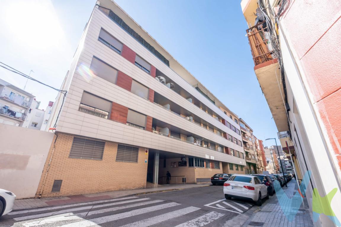 Sabemos que buscas ese equilibrio difícil de encontrar: un piso moderno, que no necesite reformas y donde aparcar no sea una pesadilla diaria. Este inmueble en una finca de 2008 es, sencillamente, la respuesta a lo que tienes en mente. Olvídate de las obras: Listo para entrar a vivir. Desde el momento en que cruzas la puerta, notas que este no es un piso más. Es un hogar cuidado, pensado para el confort actual y ubicado en una comunidad con buen vecindario, donde la tranquilidad es la norma. ¿Qué hace a este piso especial?. Dormitorios diseñados para el orden: Cuenta con 2 habitaciones luminosas, ambas equipadas con armarios empotrados de gran capacidad. Dile adiós a los problemas de almacenaje. La cocina que siempre quisiste: Si eres de los que disfruta cocinando, su amplia cocina será tu lugar favorito. Espacio de sobra para moverte y organizar todo a tu gusto. Climatización a tu medida: Olvídate de aparatos ruidosos. La vivienda cuenta con aire acondicionado por conductos, lista para que disfrutes de la temperatura ideal en cada estancia. Comodidad total (Garaje y Trastero): En este edificio, el confort llega hasta el sótano. Incluye plaza de garaje y trastero en la misma finca, accesibles directamente, para que tu coche y tus pertenencias estén siempre seguros y a mano. Ubicación y Calidad. Vivir en un edificio construido en 2008 te garantiza normativas de construcción modernas, mejores aislamientos y una estética actual. Es la inversión inteligente para quienes valoran su tiempo y su bienestar. Ven a visitarlo y siente la diferencia de un piso donde solo tendrás que traer tus maletas. Precio y Gastos:. En el precio de venta publicado no se incluyen los impuestos legalmente establecidos ni gastos derivados de la compraventa y de la inscripción del inmueble (I.T.P., Notaría y Registro de la Propiedad)