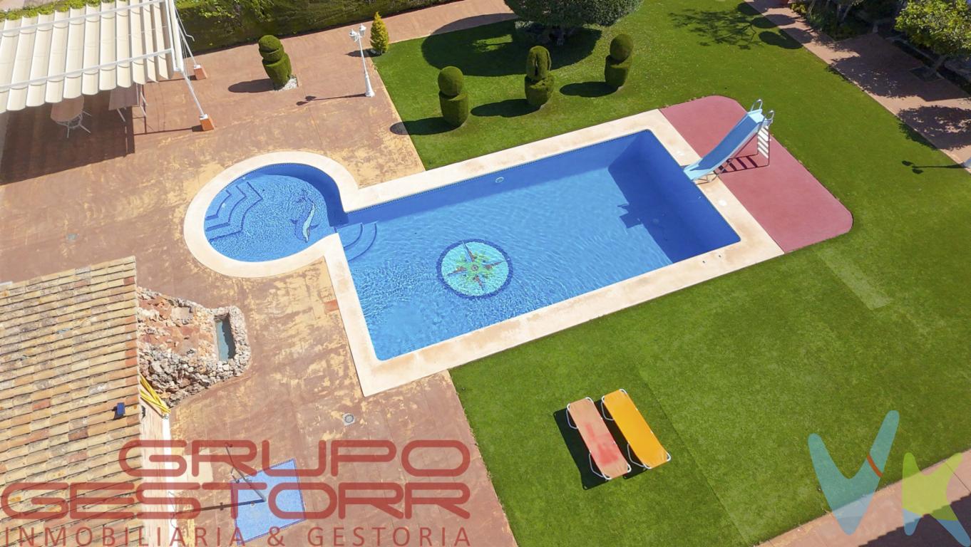 Te presentamos en EXCLUSIVA esta magnifica vivienda para aquellos que buscan una gran casa, donde formar su nuevo hogar.Ubicada en una de las zonas más privilegiadas y exclusivas de El Vedat de Torrent, a escasos minutos de Valencia capital, se presenta esta majestuosa propiedad diseñada para quienes valoran la amplitud, la privacidad y el máximo confort.Sobre una impresionante parcela de 1.770 m², la vivienda, con 657 m² construidos, se erige como un verdadero oasis residencial donde cada detalle ha sido concebido para ofrecer una experiencia de vida excepcional. Rodeada de una cuidada zona ajardinada que invita al descanso y la desconexión, la propiedad cuenta con una elegante piscina privada y un tradicional paellero, perfecto para disfrutar de la gastronomía mediterránea en un entorno íntimo y selecto.En su interior, la vivienda destaca por sus generosos espacios y su distribución pensada para el disfrute tanto familiar como social. Dispone de 9 amplios dormitorios y 7 baños, ofreciendo comodidad y privacidad para todos sus residentes e invitados. El gran salón comedor, luminoso y de proporciones extraordinarias, se convierte en el corazón del hogar, ideal para reuniones y celebraciones en un ambiente distinguido.La propiedad se completa con un amplísimo garaje que no solo garantiza espacio más que suficiente para varios vehículos, sino que además incorpora una zona de ocio perfectamente acondicionada, pensada para encuentros relajados con amigos en un entorno exclusivo.Una residencia única que combina ubicación, dimensiones y prestaciones de alto nivel, destinada a un público exigente que busca una vivienda singular en uno de los enclaves más cotizados de la provinciaEl precio publicado NO incluye:- Los gastos de notaría- El impuesto de transmisiones patrimoniales, cuyo tipo general es del 10 % (salvo que el comprador pueda acogerse a bonificaciones existentes).- Los gastos del registro de la propiedad.- Los honorarios de la inmobiliaria que paga la parte comprador, que son de un 3 % mas IVA.Asimismo no incluye ningún otro gasto asociado que no este específicamente que esta incluido. Los datos e información contenida en este anuncio es meramente informativa, por lo que no tiene carácter contractual, pudiendo contener errores, reservándose la inmobiliaria a poder modificarla en cualquier momento. Para saber más sobre el mismo no dude en ponerse en contacto con nosotros.